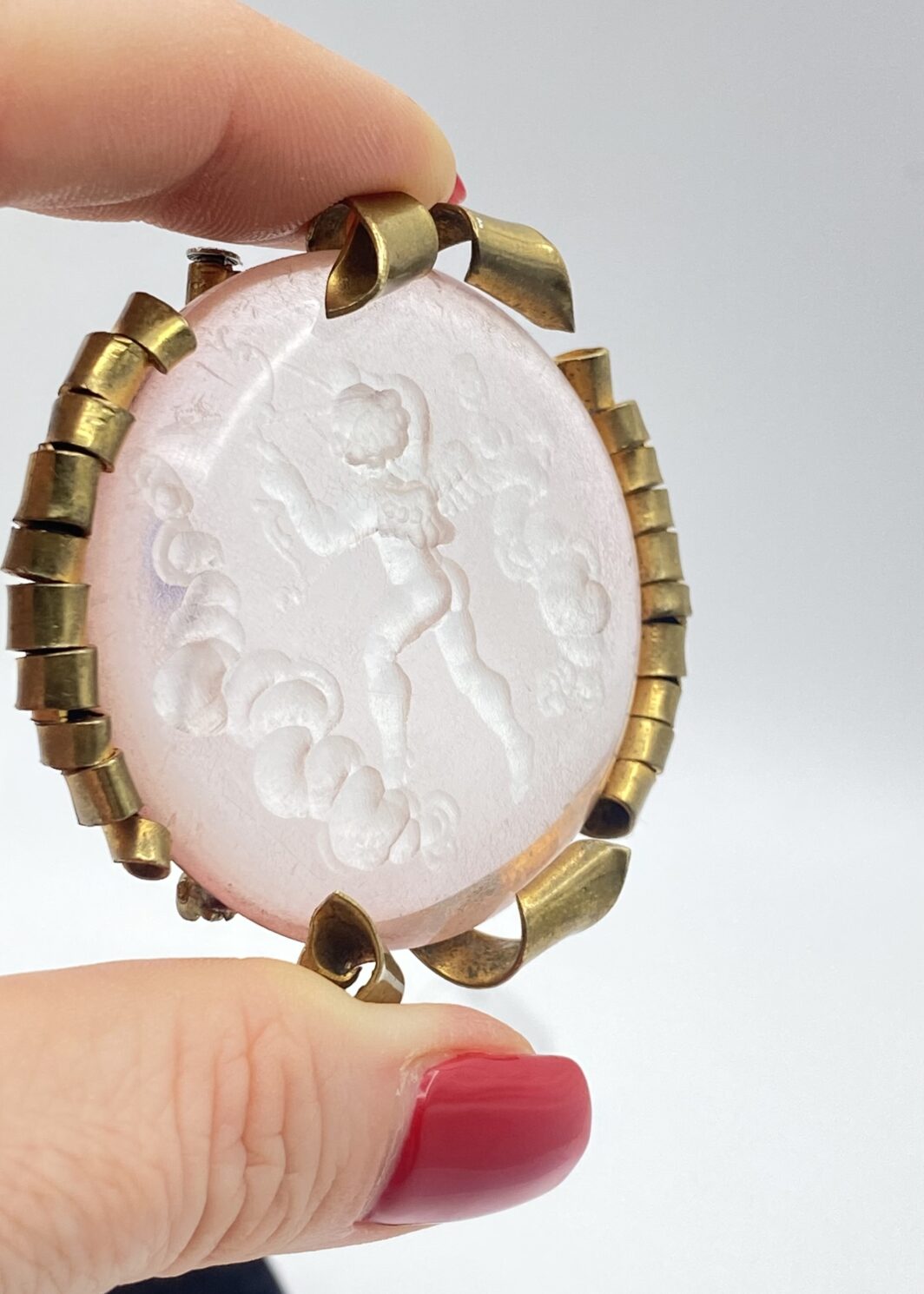 ROMANTICA SPILLA IN LUCITE SCOLPITA E PINCHBECK CON CUPIDO – RARITÀ D’INIZIO NOVECENTO DA COLLEZIONE MUSEALE
