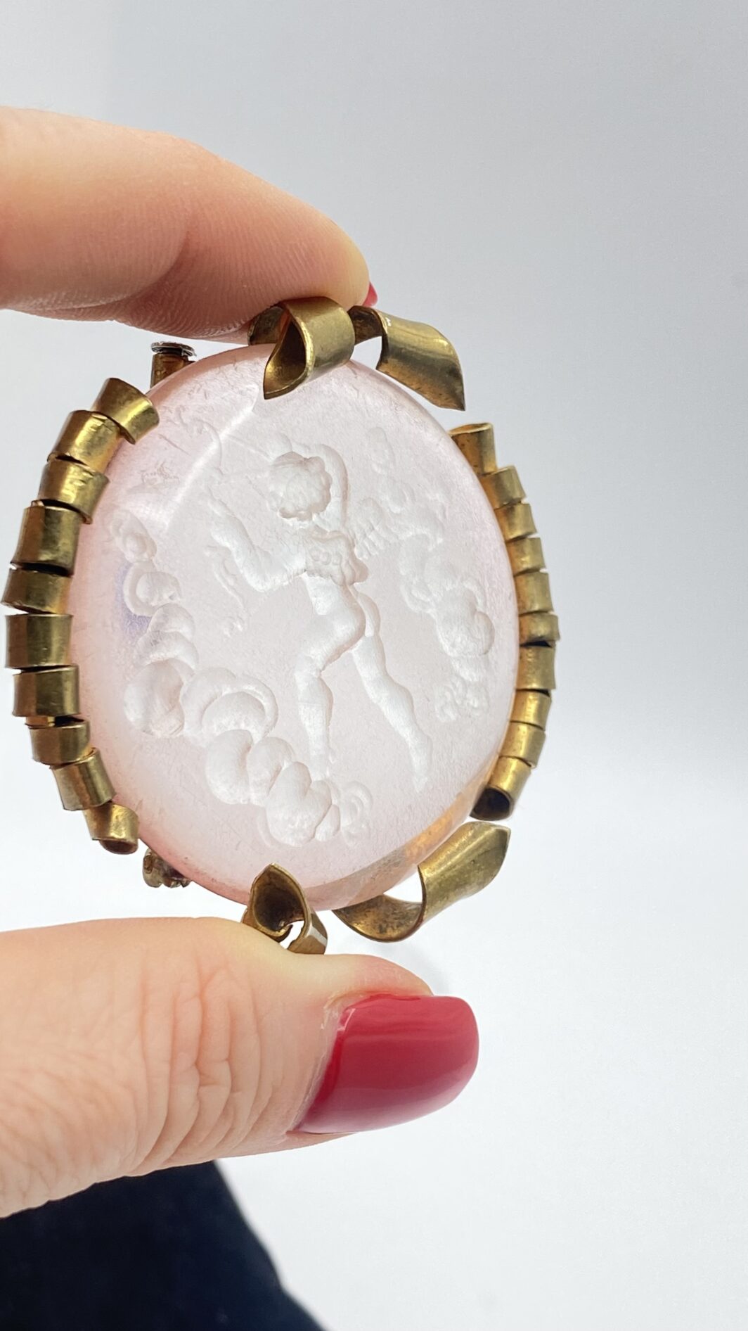 ROMANTICA SPILLA IN LUCITE SCOLPITA E PINCHBECK CON CUPIDO – RARITÀ D’INIZIO NOVECENTO DA COLLEZIONE MUSEALE