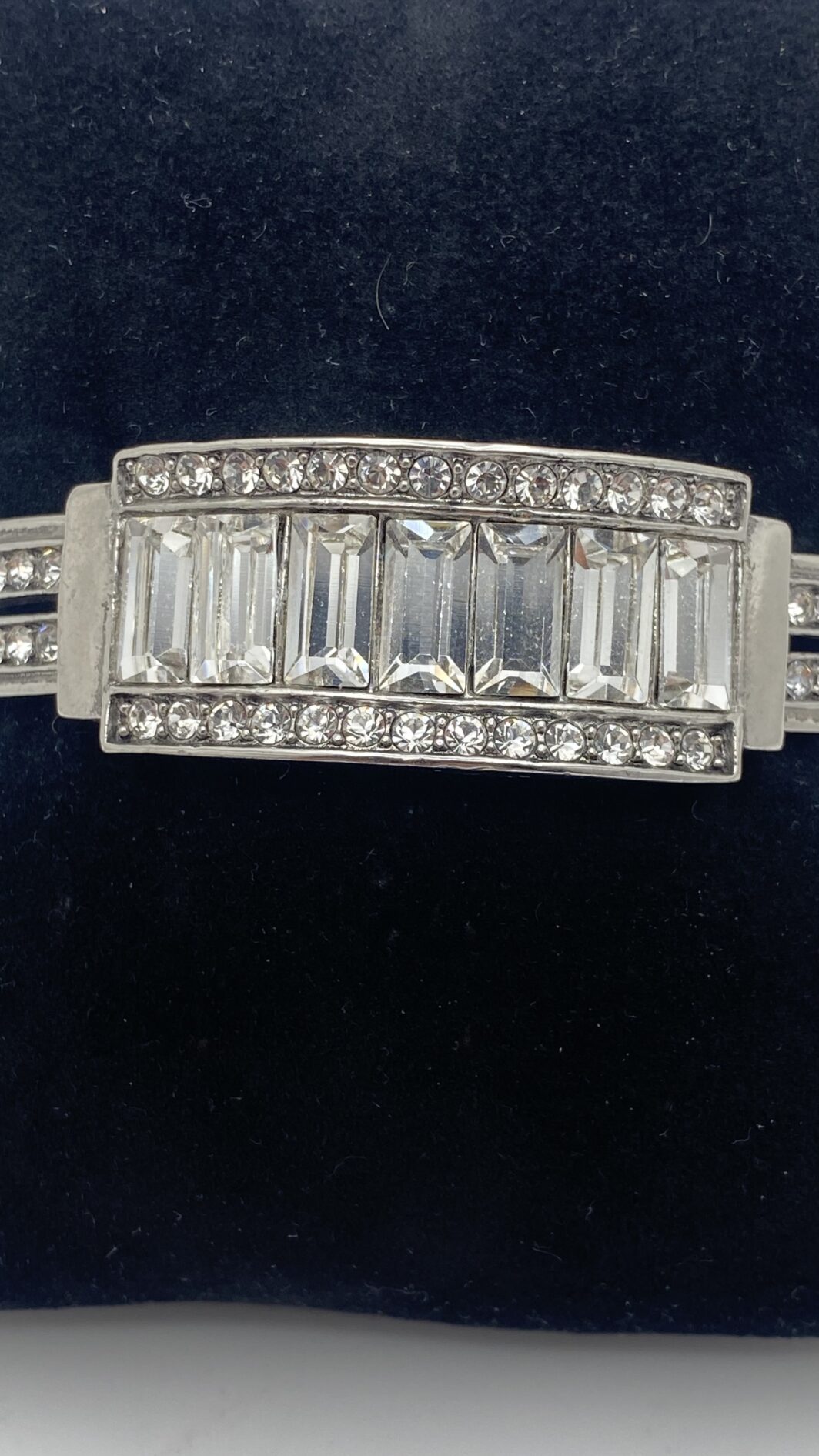 “GIVENCHY”. GEOMETRIE DI LUCE, ELEGANZA SENZA TEMPO. STRAORDINARIO BRACCIALE VINTAGE DI MAGNIFICA FATTURA, IN METALLO ARGENTATO E CRISTALLI DIAMOND-LIKE. ALTA BIGIOTTERIA FRANCESE, ANNI ‘70. - immagine 6