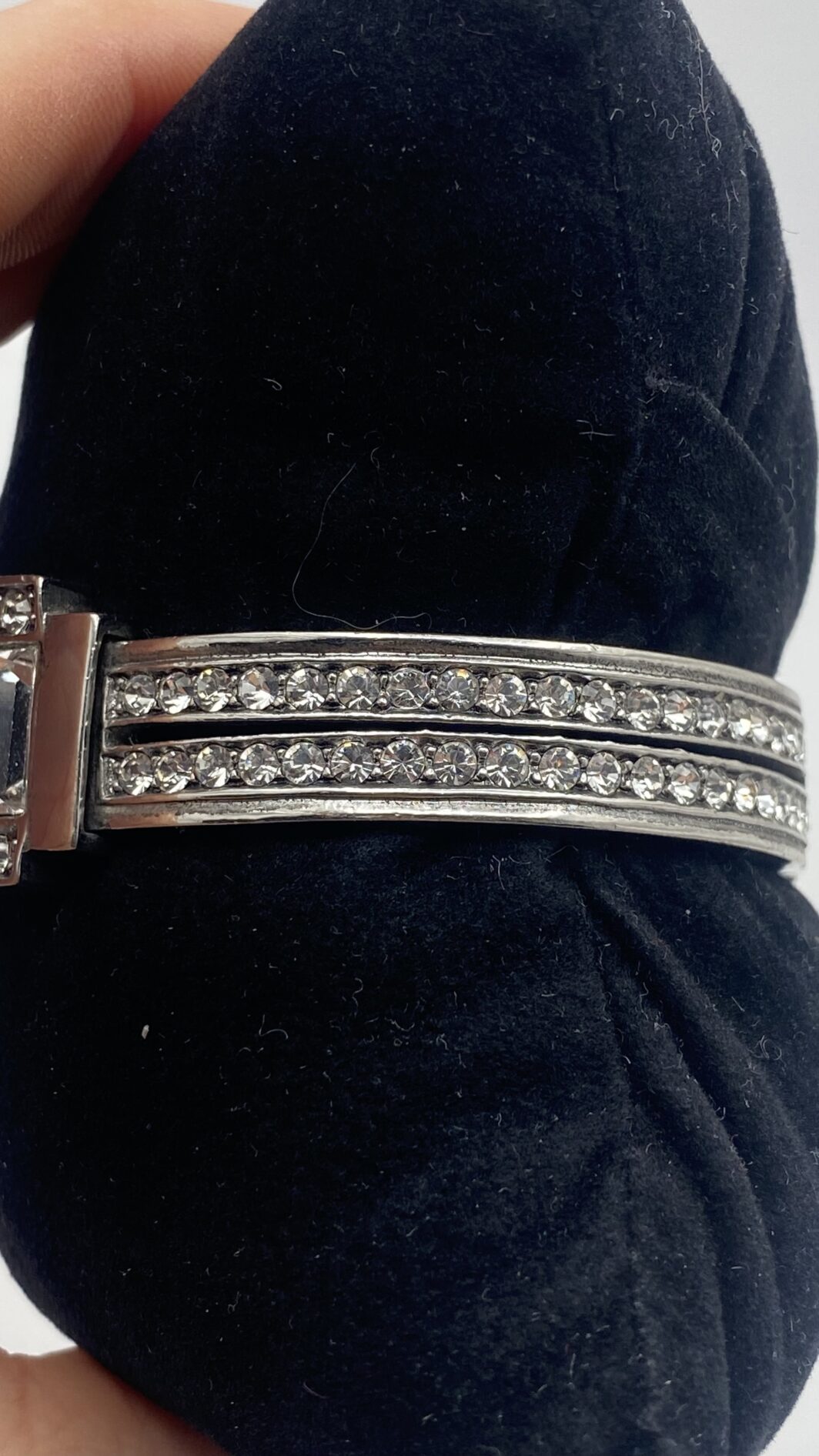 “GIVENCHY”. GEOMETRIE DI LUCE, ELEGANZA SENZA TEMPO. STRAORDINARIO BRACCIALE VINTAGE DI MAGNIFICA FATTURA, IN METALLO ARGENTATO E CRISTALLI DIAMOND-LIKE. ALTA BIGIOTTERIA FRANCESE, ANNI ‘70. - immagine 10