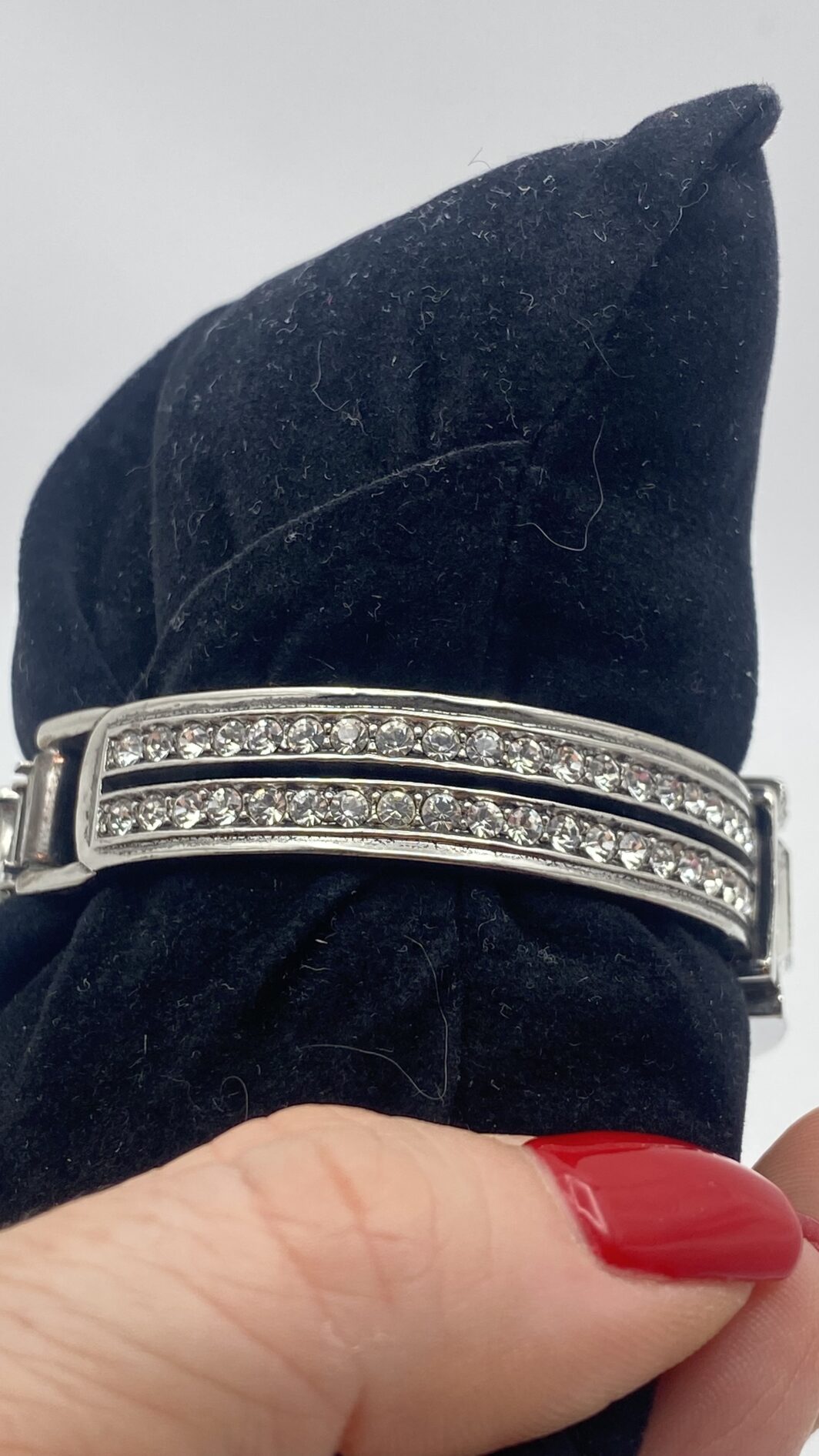 “GIVENCHY”. GEOMETRIE DI LUCE, ELEGANZA SENZA TEMPO. STRAORDINARIO BRACCIALE VINTAGE DI MAGNIFICA FATTURA, IN METALLO ARGENTATO E CRISTALLI DIAMOND-LIKE. ALTA BIGIOTTERIA FRANCESE, ANNI ‘70. - immagine 9