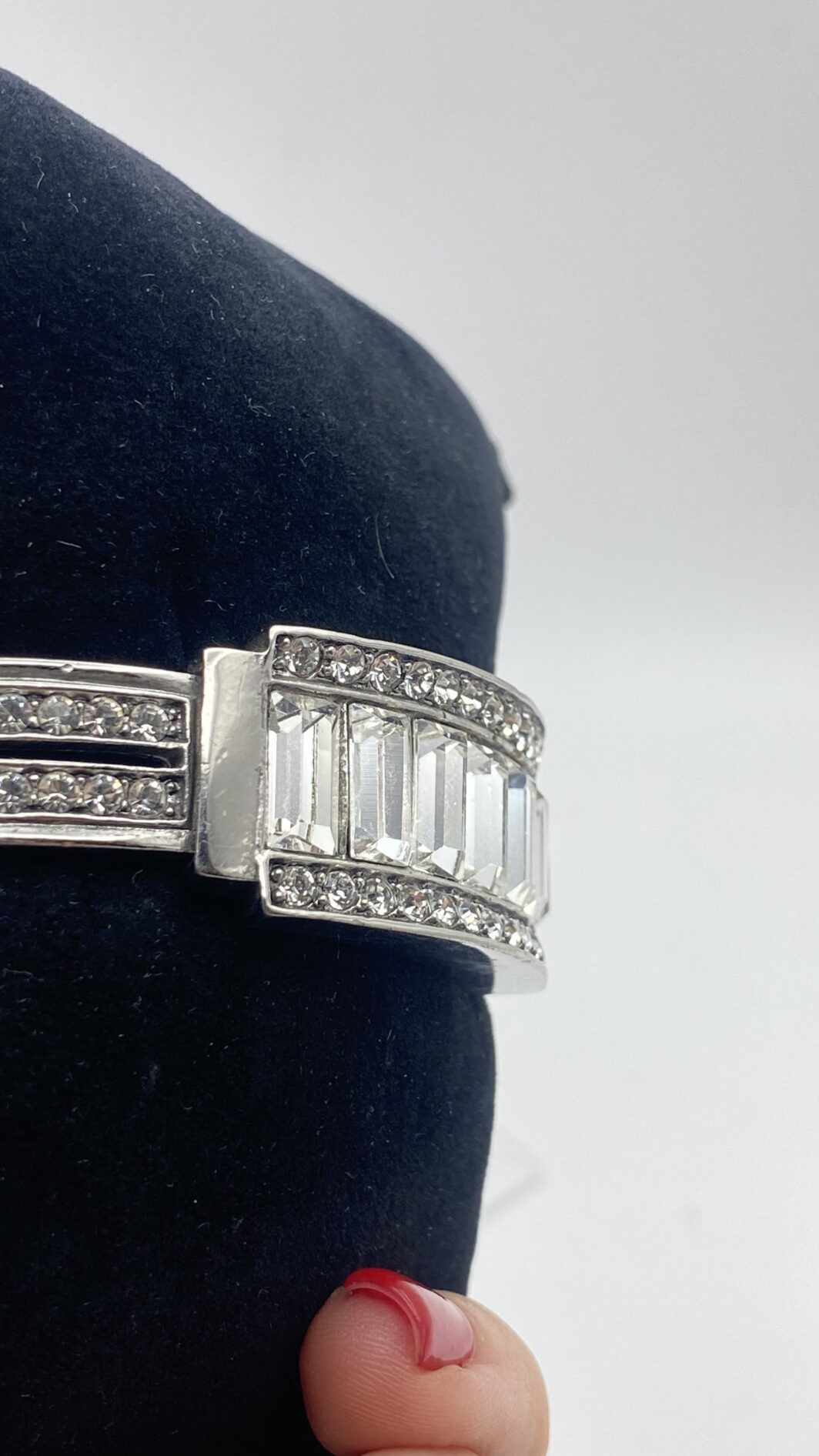 “GIVENCHY”. GEOMETRIE DI LUCE, ELEGANZA SENZA TEMPO. STRAORDINARIO BRACCIALE VINTAGE DI MAGNIFICA FATTURA, IN METALLO ARGENTATO E CRISTALLI DIAMOND-LIKE. ALTA BIGIOTTERIA FRANCESE, ANNI ‘70. - immagine 4