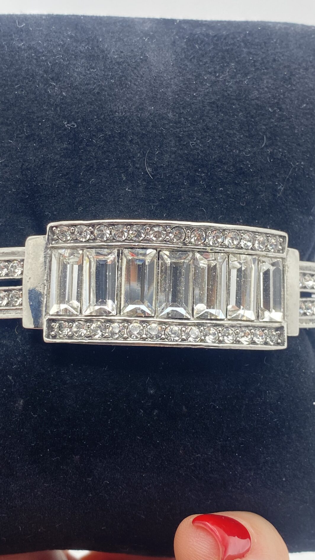 “GIVENCHY”. GEOMETRIE DI LUCE, ELEGANZA SENZA TEMPO. STRAORDINARIO BRACCIALE VINTAGE DI MAGNIFICA FATTURA, IN METALLO ARGENTATO E CRISTALLI DIAMOND-LIKE. ALTA BIGIOTTERIA FRANCESE, ANNI ‘70. - immagine 5