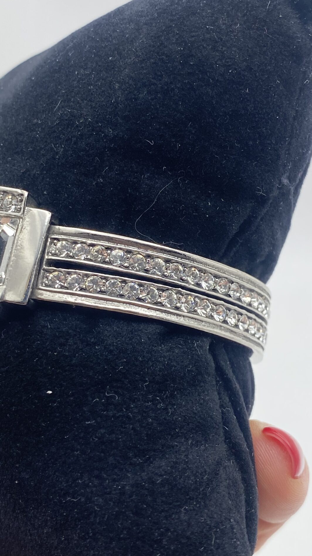 “GIVENCHY”. GEOMETRIE DI LUCE, ELEGANZA SENZA TEMPO. STRAORDINARIO BRACCIALE VINTAGE DI MAGNIFICA FATTURA, IN METALLO ARGENTATO E CRISTALLI DIAMOND-LIKE. ALTA BIGIOTTERIA FRANCESE, ANNI ‘70. - immagine 7