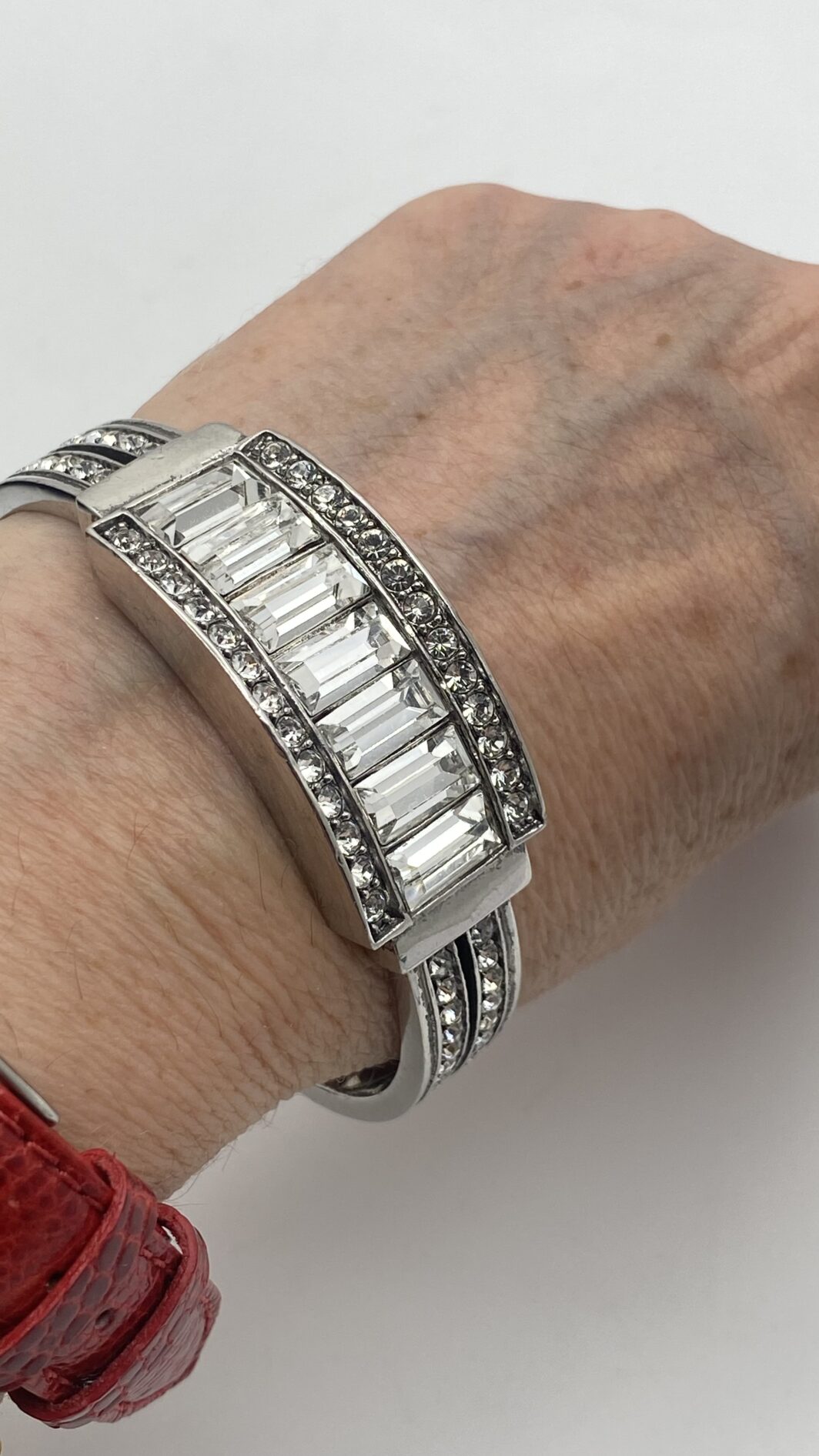 “GIVENCHY”. GEOMETRIE DI LUCE, ELEGANZA SENZA TEMPO. STRAORDINARIO BRACCIALE VINTAGE DI MAGNIFICA FATTURA, IN METALLO ARGENTATO E CRISTALLI DIAMOND-LIKE. ALTA BIGIOTTERIA FRANCESE, ANNI ‘70. - immagine 13