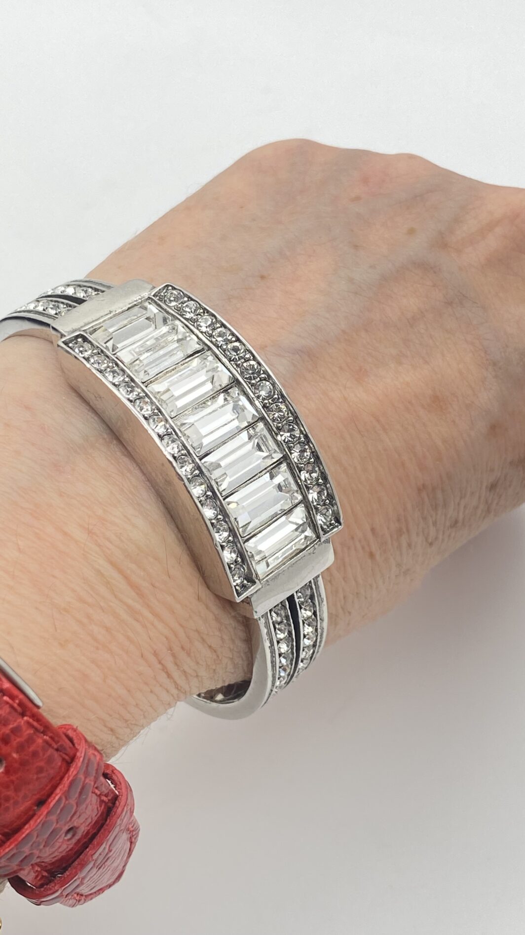 “GIVENCHY”. GEOMETRIE DI LUCE, ELEGANZA SENZA TEMPO. STRAORDINARIO BRACCIALE VINTAGE DI MAGNIFICA FATTURA, IN METALLO ARGENTATO E CRISTALLI DIAMOND-LIKE. ALTA BIGIOTTERIA FRANCESE, ANNI ‘70. - immagine 12