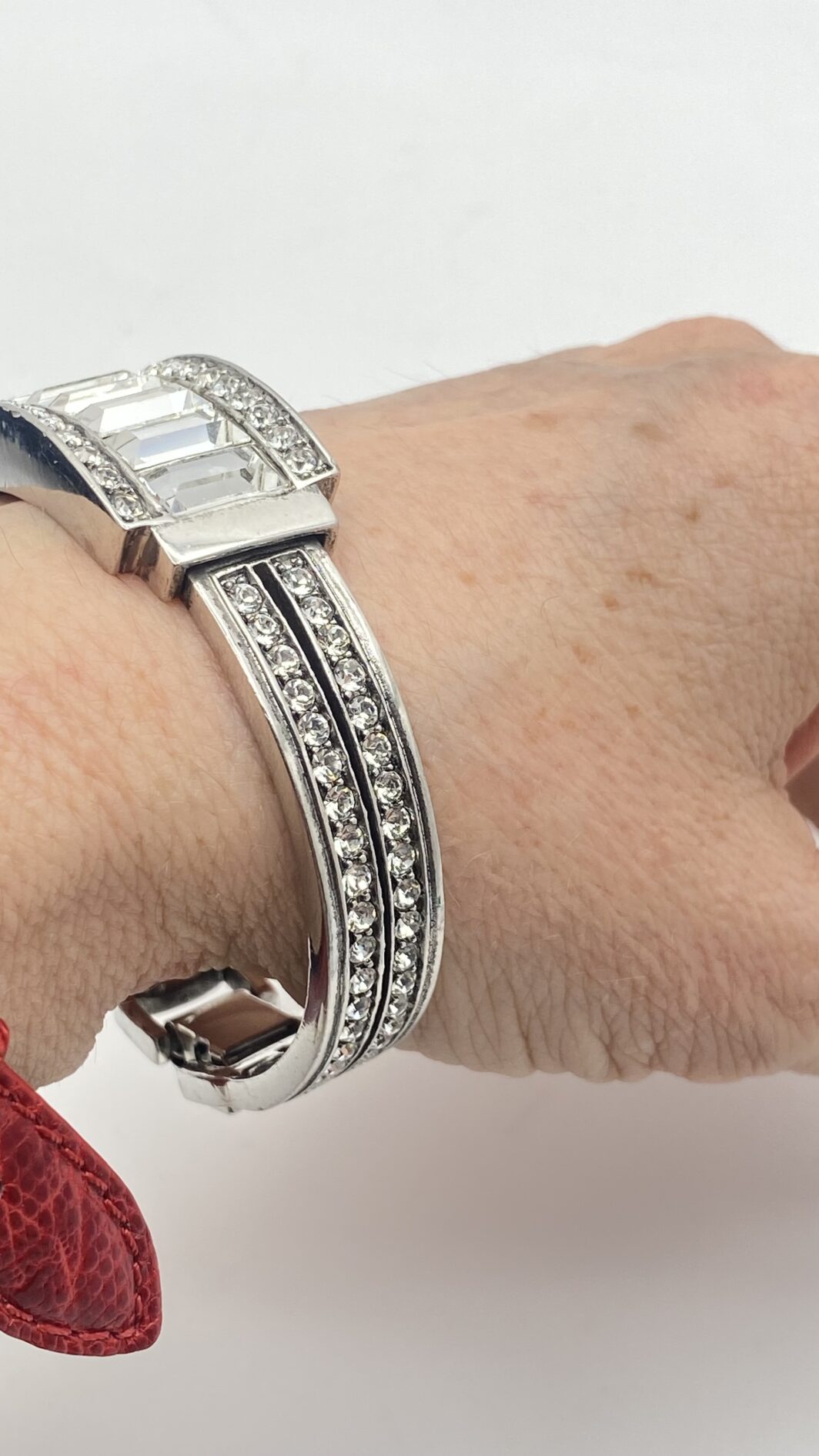 “GIVENCHY”. GEOMETRIE DI LUCE, ELEGANZA SENZA TEMPO. STRAORDINARIO BRACCIALE VINTAGE DI MAGNIFICA FATTURA, IN METALLO ARGENTATO E CRISTALLI DIAMOND-LIKE. ALTA BIGIOTTERIA FRANCESE, ANNI ‘70. - immagine 11