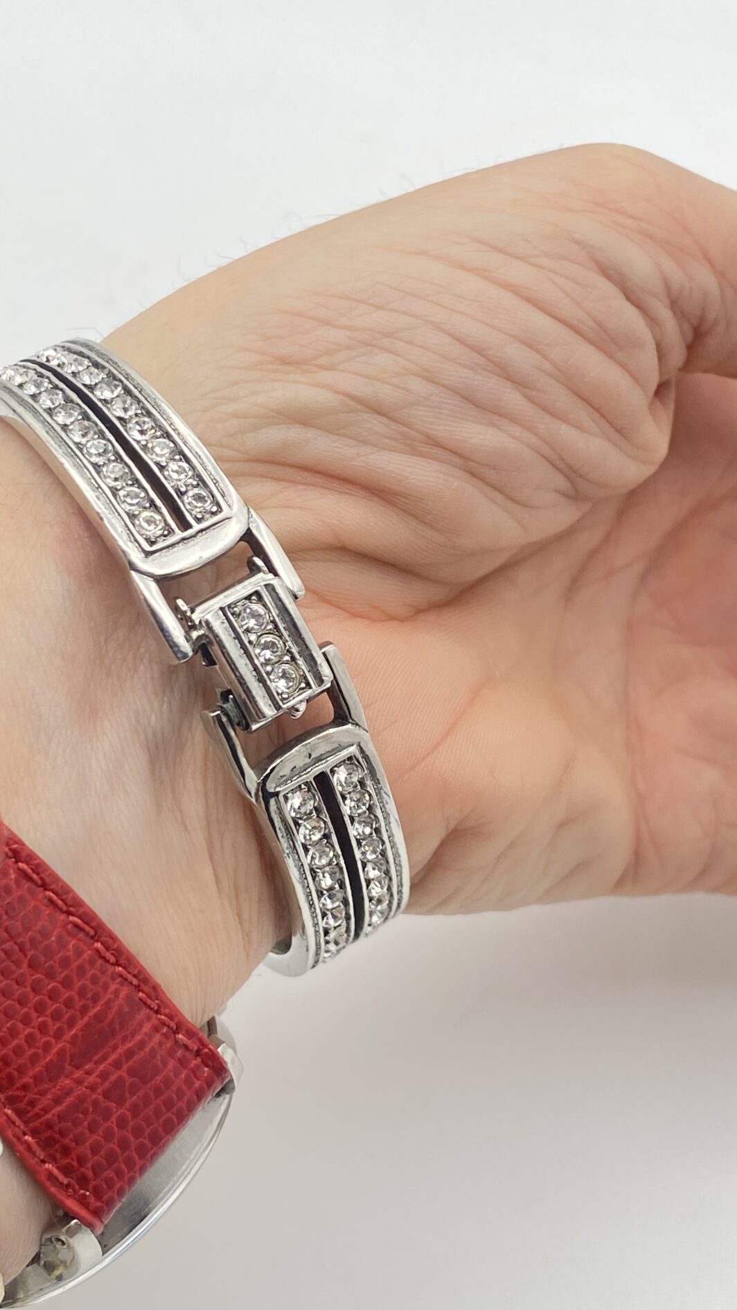 “GIVENCHY”. GEOMETRIE DI LUCE, ELEGANZA SENZA TEMPO. STRAORDINARIO BRACCIALE VINTAGE DI MAGNIFICA FATTURA, IN METALLO ARGENTATO E CRISTALLI DIAMOND-LIKE. ALTA BIGIOTTERIA FRANCESE, ANNI ‘70. - immagine 8