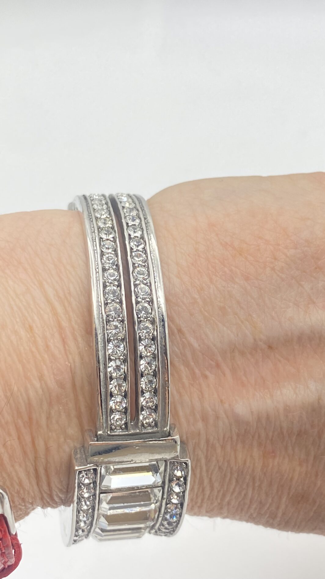 “GIVENCHY”. GEOMETRIE DI LUCE, ELEGANZA SENZA TEMPO. STRAORDINARIO BRACCIALE VINTAGE DI MAGNIFICA FATTURA, IN METALLO ARGENTATO E CRISTALLI DIAMOND-LIKE. ALTA BIGIOTTERIA FRANCESE, ANNI ‘70. - immagine 15