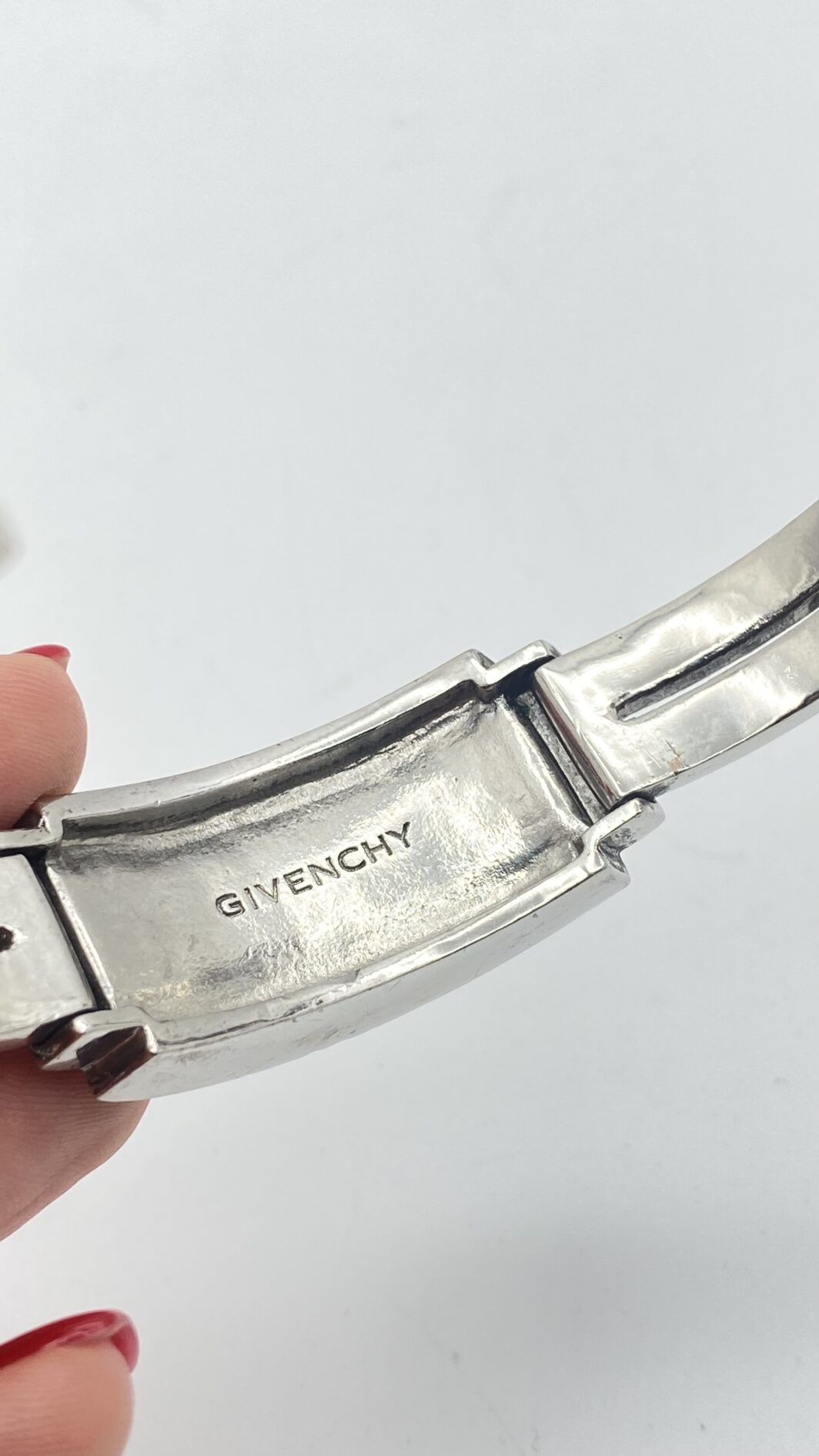 “GIVENCHY”. GEOMETRIE DI LUCE, ELEGANZA SENZA TEMPO. STRAORDINARIO BRACCIALE VINTAGE DI MAGNIFICA FATTURA, IN METALLO ARGENTATO E CRISTALLI DIAMOND-LIKE. ALTA BIGIOTTERIA FRANCESE, ANNI ‘70. - immagine 16