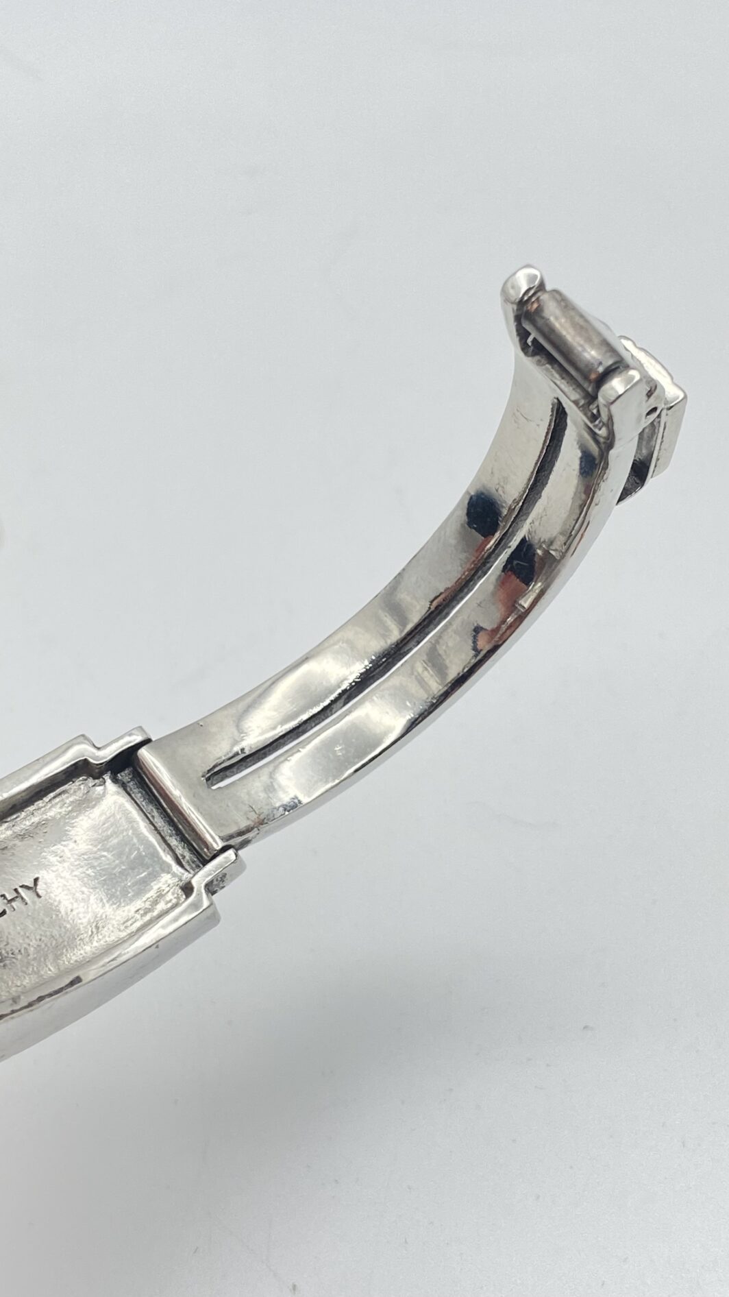 “GIVENCHY”. GEOMETRIE DI LUCE, ELEGANZA SENZA TEMPO. STRAORDINARIO BRACCIALE VINTAGE DI MAGNIFICA FATTURA, IN METALLO ARGENTATO E CRISTALLI DIAMOND-LIKE. ALTA BIGIOTTERIA FRANCESE, ANNI ‘70. - immagine 17