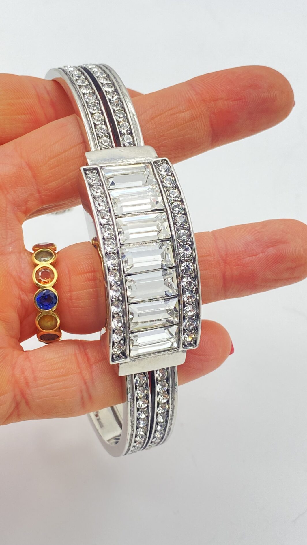 “GIVENCHY”. GEOMETRIE DI LUCE, ELEGANZA SENZA TEMPO. STRAORDINARIO BRACCIALE VINTAGE DI MAGNIFICA FATTURA, IN METALLO ARGENTATO E CRISTALLI DIAMOND-LIKE. ALTA BIGIOTTERIA FRANCESE, ANNI ‘70. - immagine 19