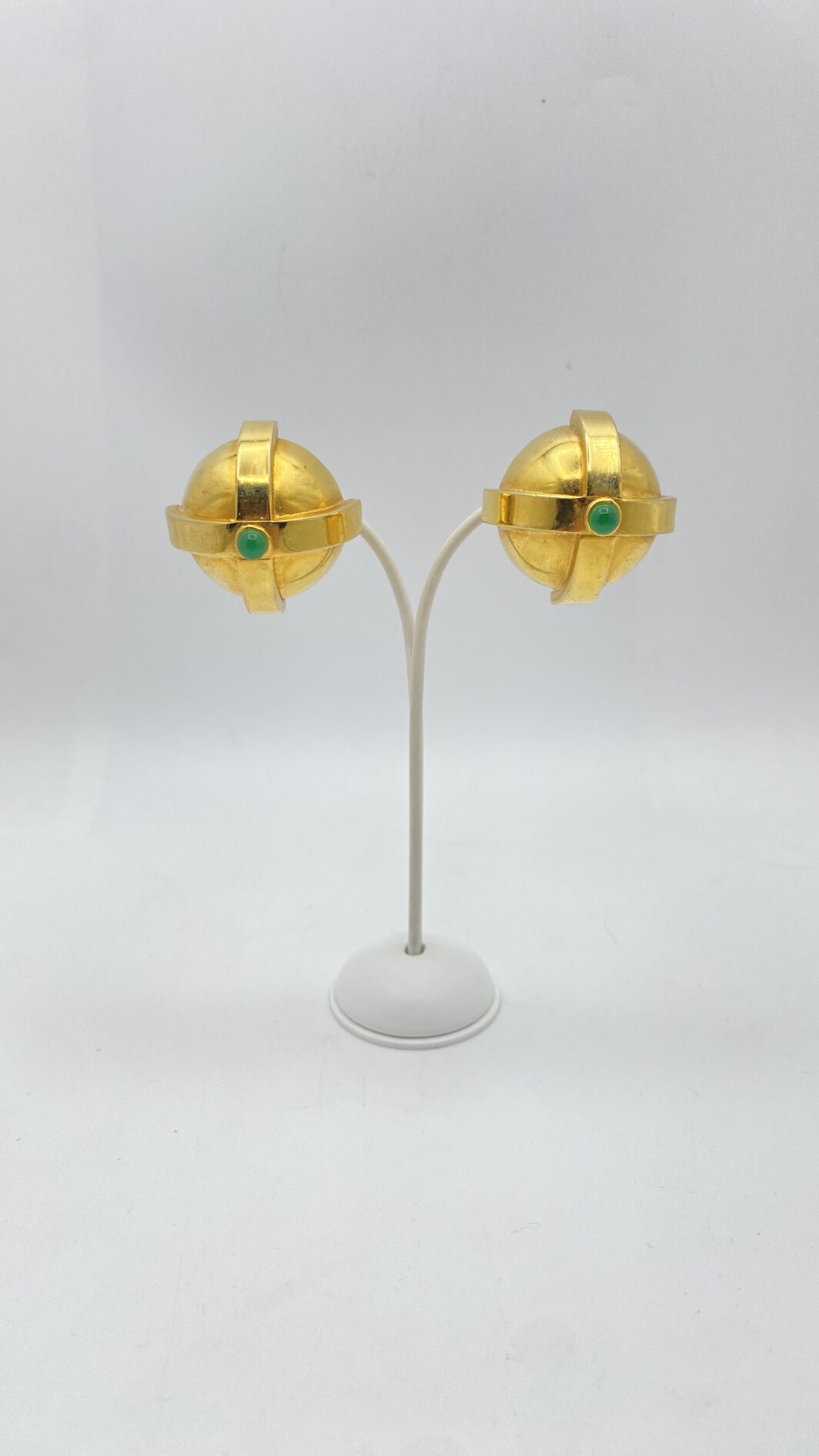 PAIO DI GRANDI ORECCHINI SCULTURA FIRMATI SHARRA PAGANO IN METALLO GOLDTONE E PASTE DI VETRO COLOR SMERALDO – POTERE, FORMA E LUCE - immagine 2