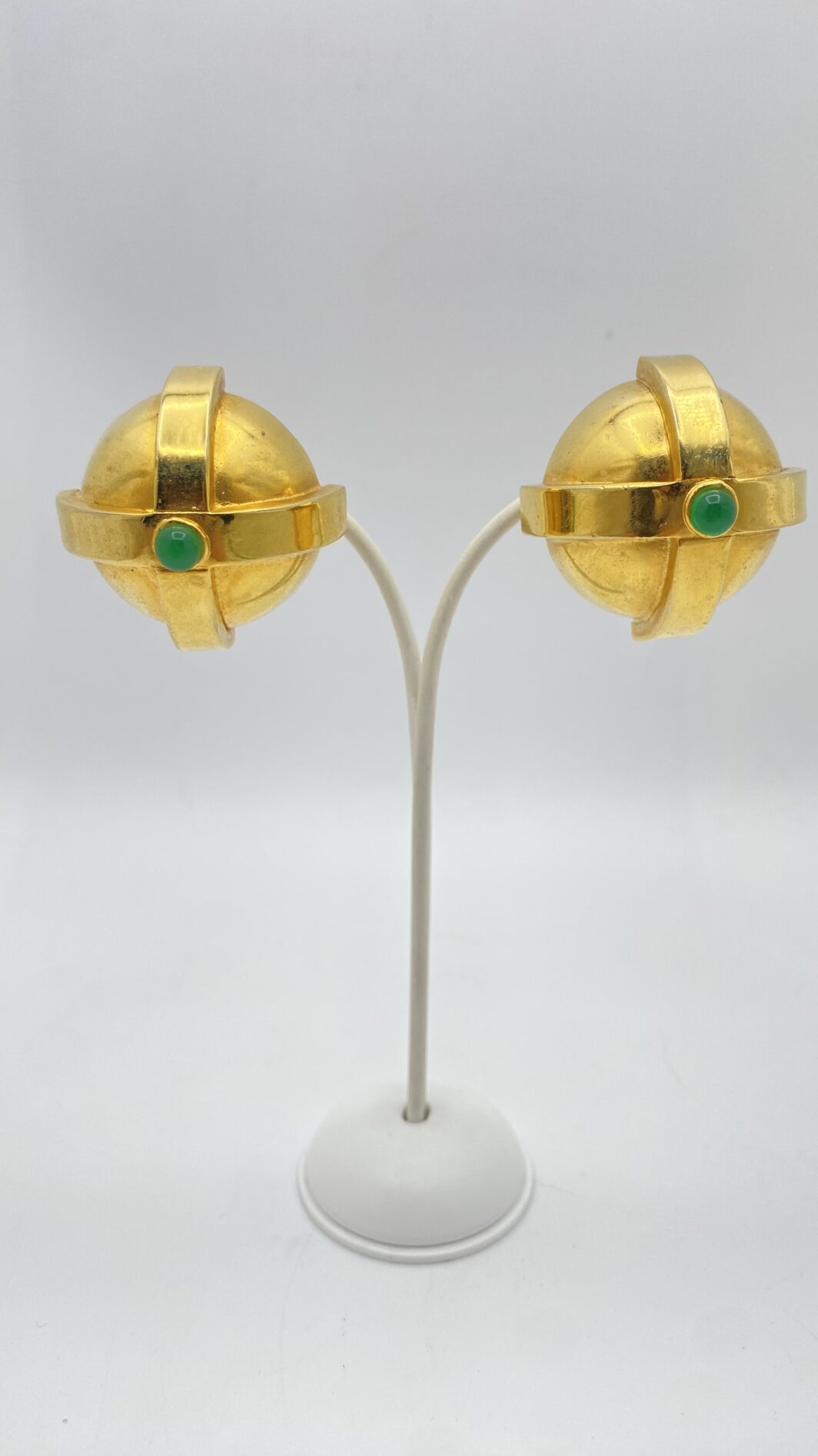 PAIO DI GRANDI ORECCHINI SCULTURA FIRMATI SHARRA PAGANO IN METALLO GOLDTONE E PASTE DI VETRO COLOR SMERALDO – POTERE, FORMA E LUCE - immagine 3