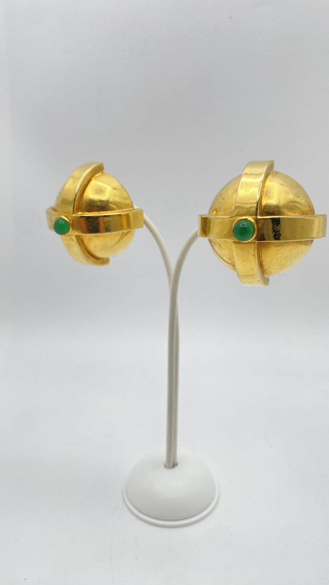 PAIO DI GRANDI ORECCHINI SCULTURA FIRMATI SHARRA PAGANO IN METALLO GOLDTONE E PASTE DI VETRO COLOR SMERALDO – POTERE, FORMA E LUCE - immagine 8