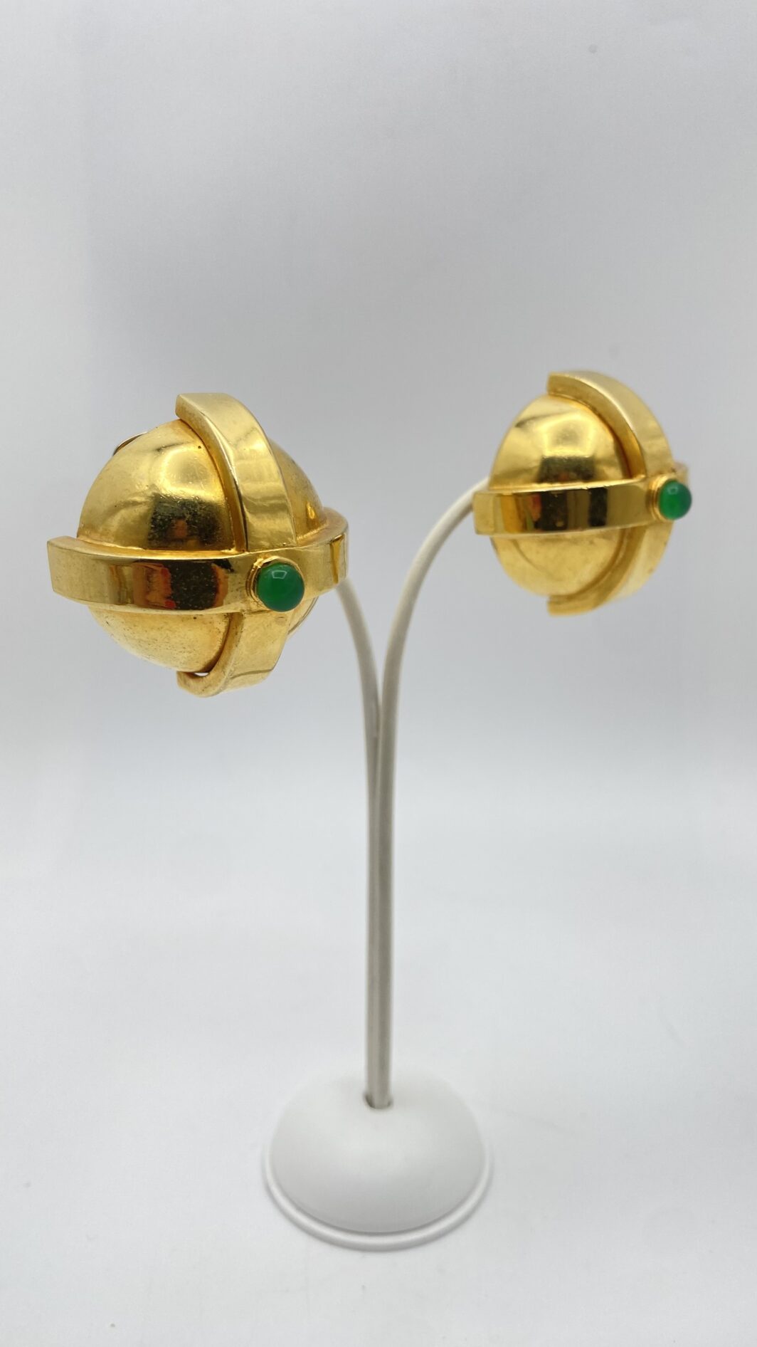 PAIO DI GRANDI ORECCHINI SCULTURA FIRMATI SHARRA PAGANO IN METALLO GOLDTONE E PASTE DI VETRO COLOR SMERALDO – POTERE, FORMA E LUCE - immagine 7