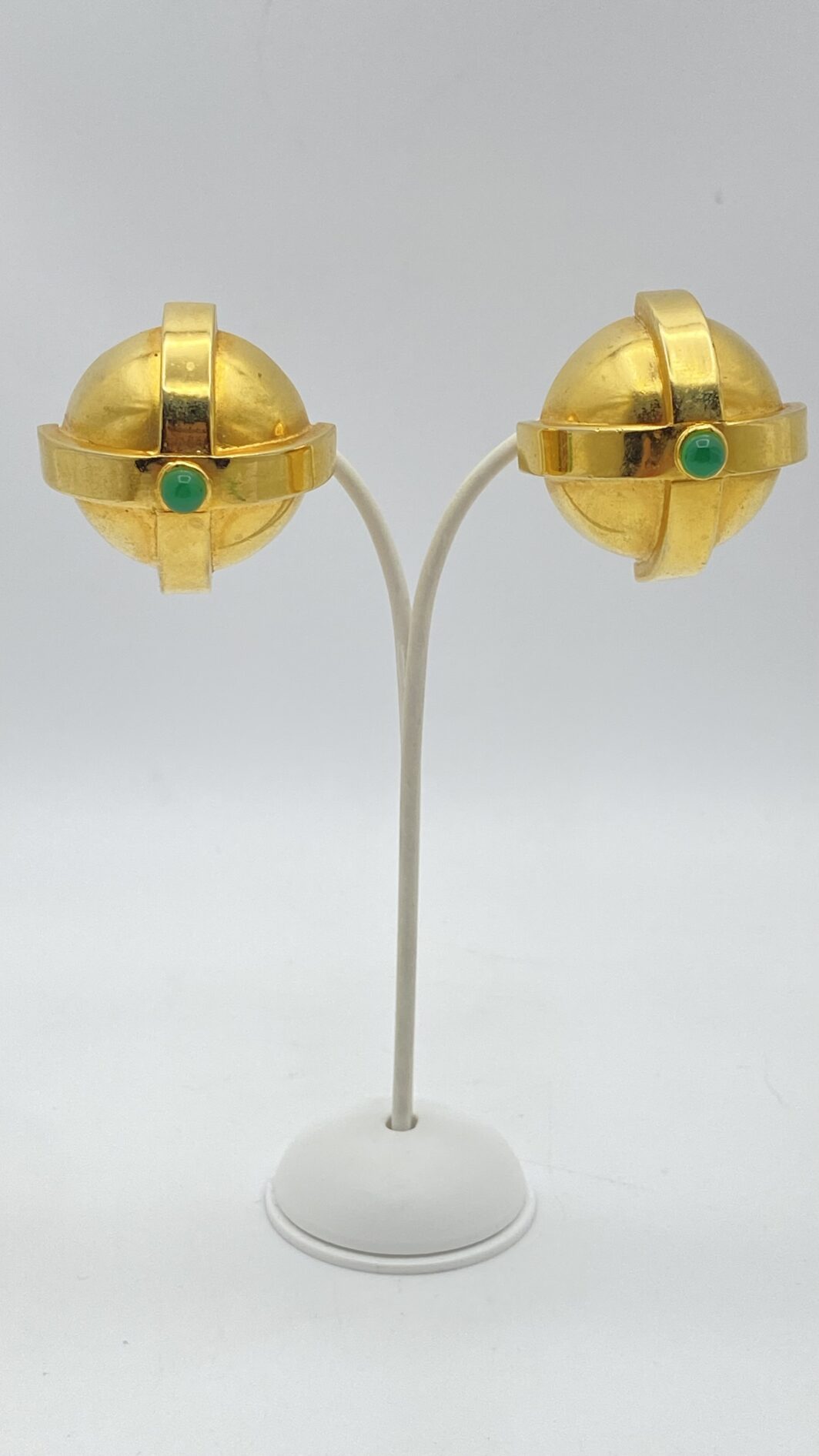 PAIO DI GRANDI ORECCHINI SCULTURA FIRMATI SHARRA PAGANO IN METALLO GOLDTONE E PASTE DI VETRO COLOR SMERALDO – POTERE, FORMA E LUCE - immagine 6