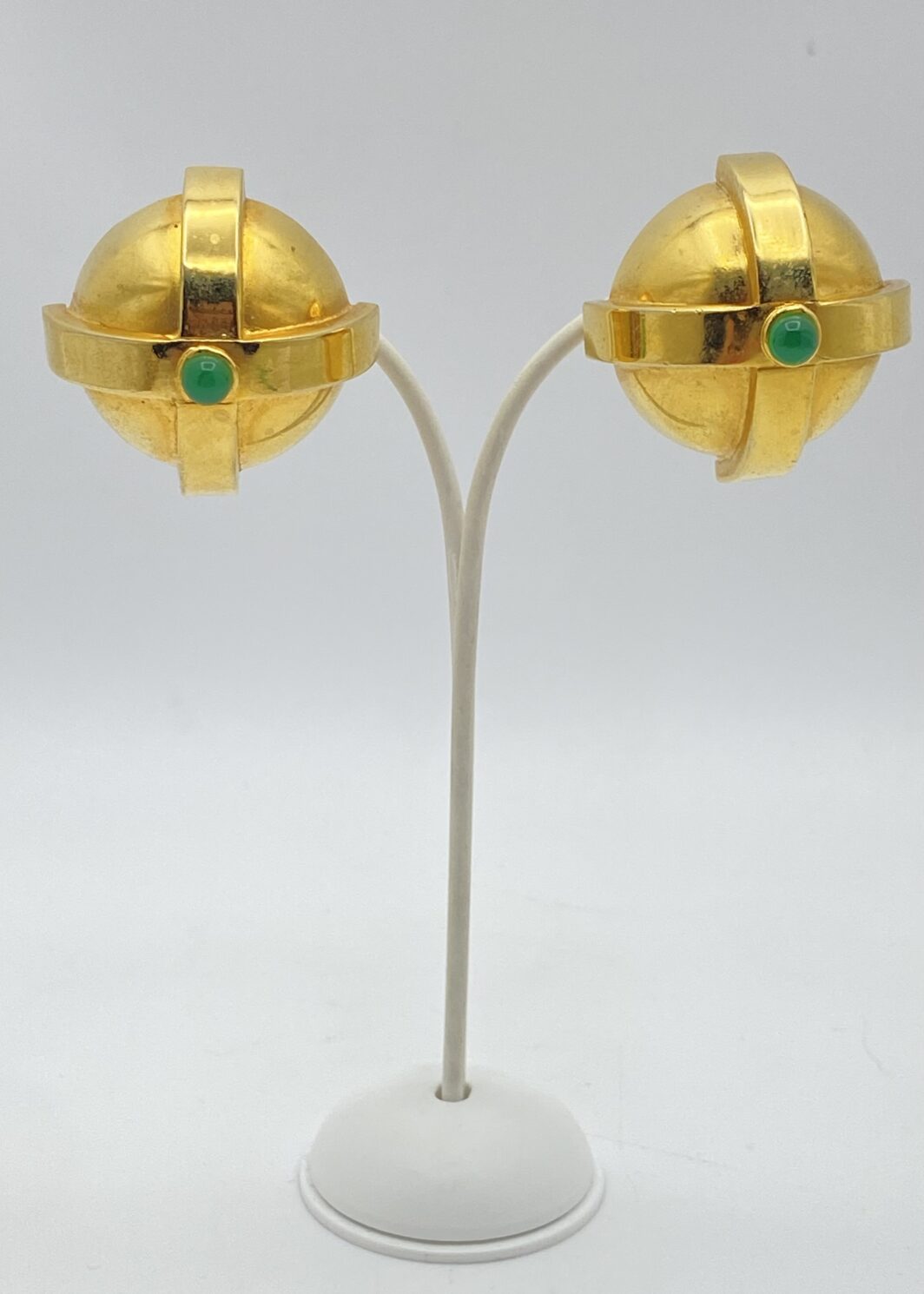 PAIO DI GRANDI ORECCHINI SCULTURA FIRMATI SHARRA PAGANO IN METALLO GOLDTONE E PASTE DI VETRO COLOR SMERALDO – POTERE, FORMA E LUCE