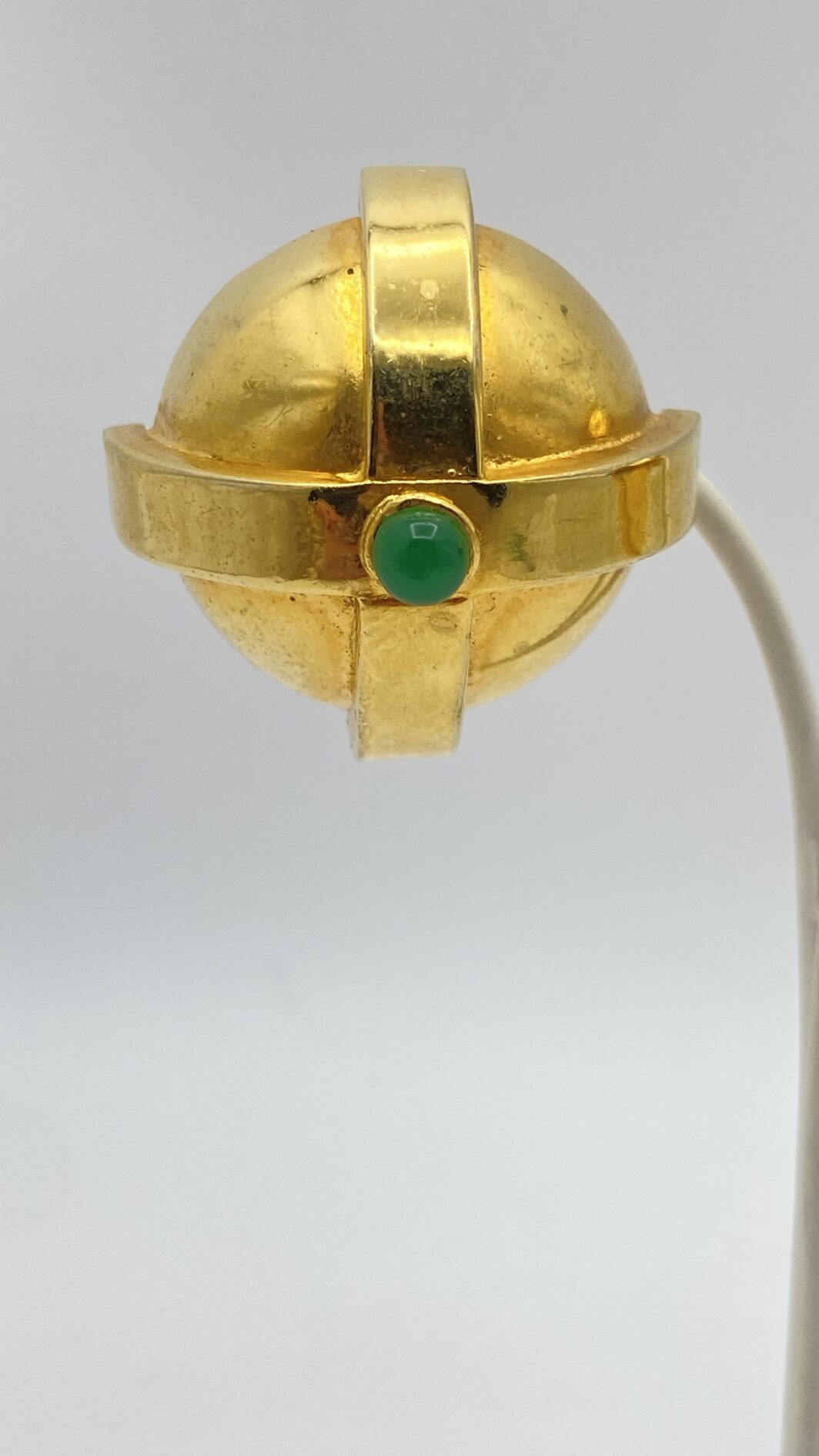 PAIO DI GRANDI ORECCHINI SCULTURA FIRMATI SHARRA PAGANO IN METALLO GOLDTONE E PASTE DI VETRO COLOR SMERALDO – POTERE, FORMA E LUCE - immagine 5