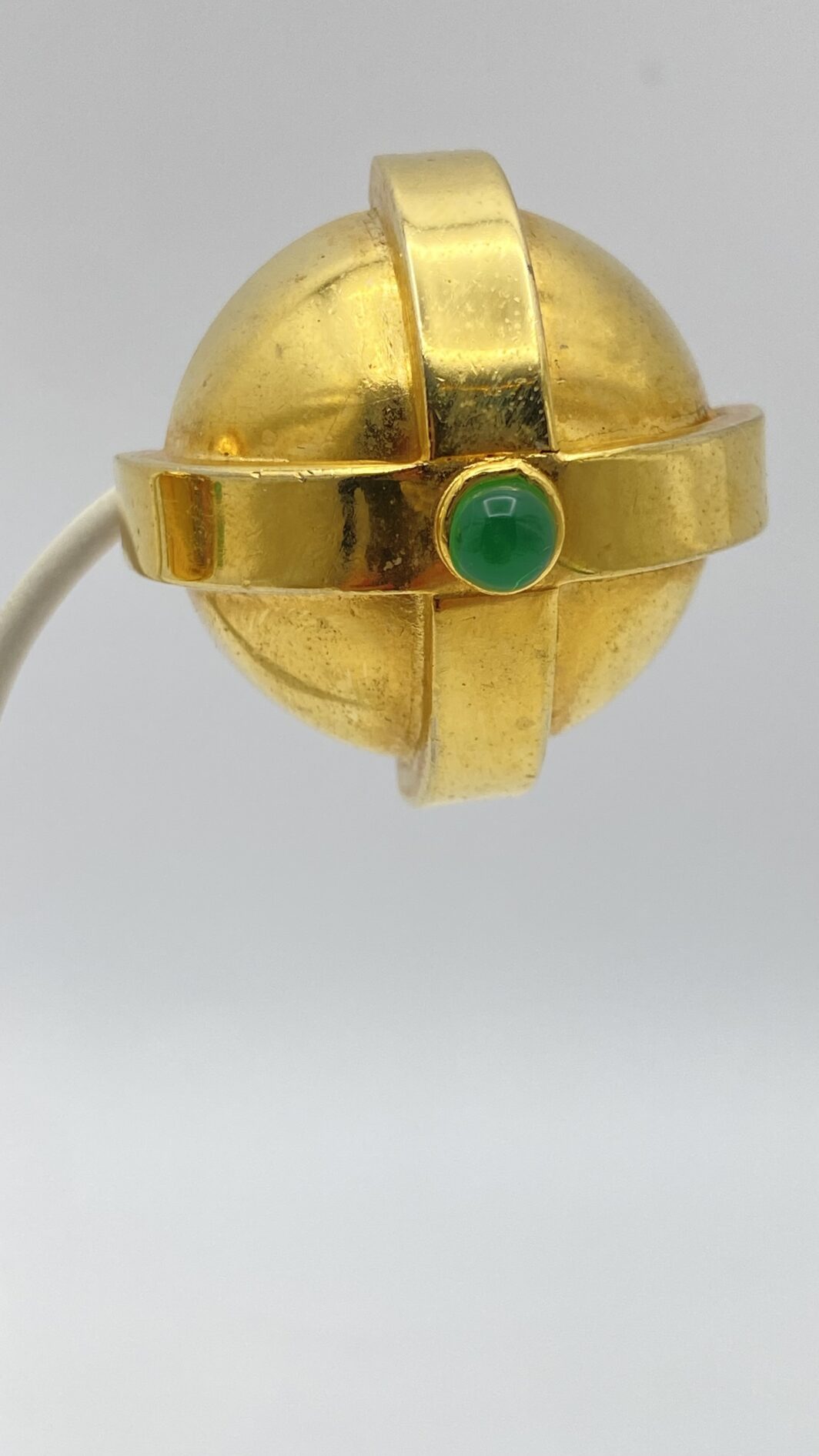 PAIO DI GRANDI ORECCHINI SCULTURA FIRMATI SHARRA PAGANO IN METALLO GOLDTONE E PASTE DI VETRO COLOR SMERALDO – POTERE, FORMA E LUCE - immagine 4