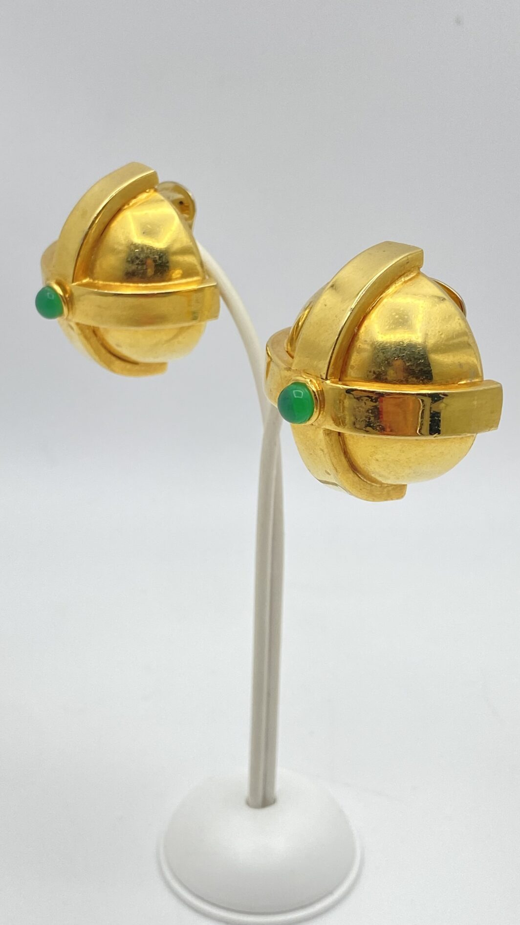 PAIO DI GRANDI ORECCHINI SCULTURA FIRMATI SHARRA PAGANO IN METALLO GOLDTONE E PASTE DI VETRO COLOR SMERALDO – POTERE, FORMA E LUCE - immagine 9