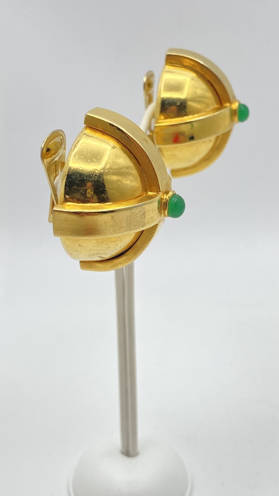 PAIO DI GRANDI ORECCHINI SCULTURA FIRMATI SHARRA PAGANO IN METALLO GOLDTONE E PASTE DI VETRO COLOR SMERALDO – POTERE, FORMA E LUCE - immagine 10