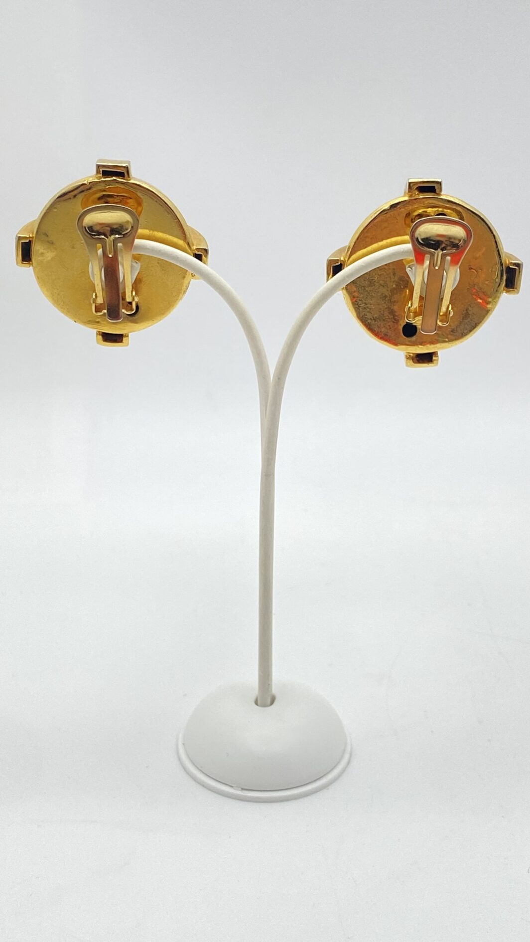 PAIO DI GRANDI ORECCHINI SCULTURA FIRMATI SHARRA PAGANO IN METALLO GOLDTONE E PASTE DI VETRO COLOR SMERALDO – POTERE, FORMA E LUCE - immagine 11