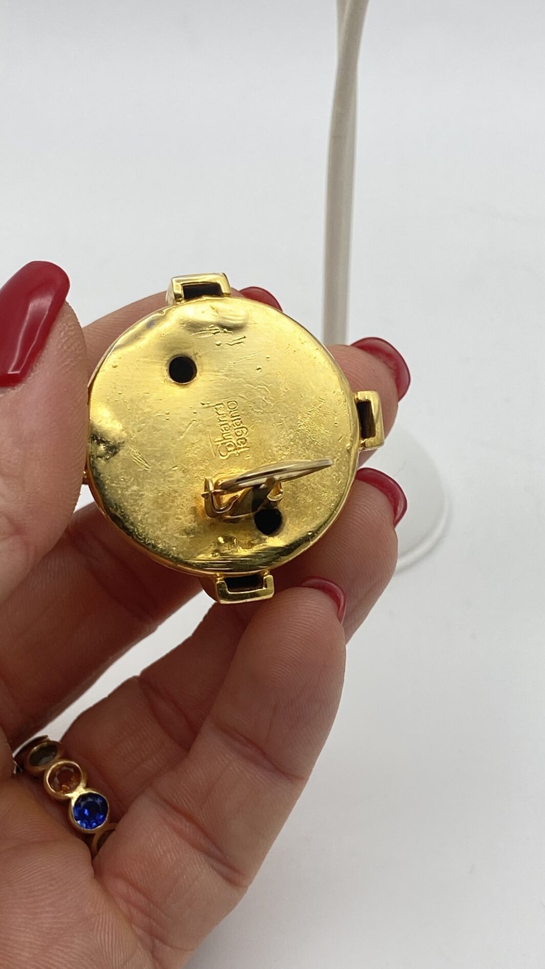 PAIO DI GRANDI ORECCHINI SCULTURA FIRMATI SHARRA PAGANO IN METALLO GOLDTONE E PASTE DI VETRO COLOR SMERALDO – POTERE, FORMA E LUCE - immagine 12