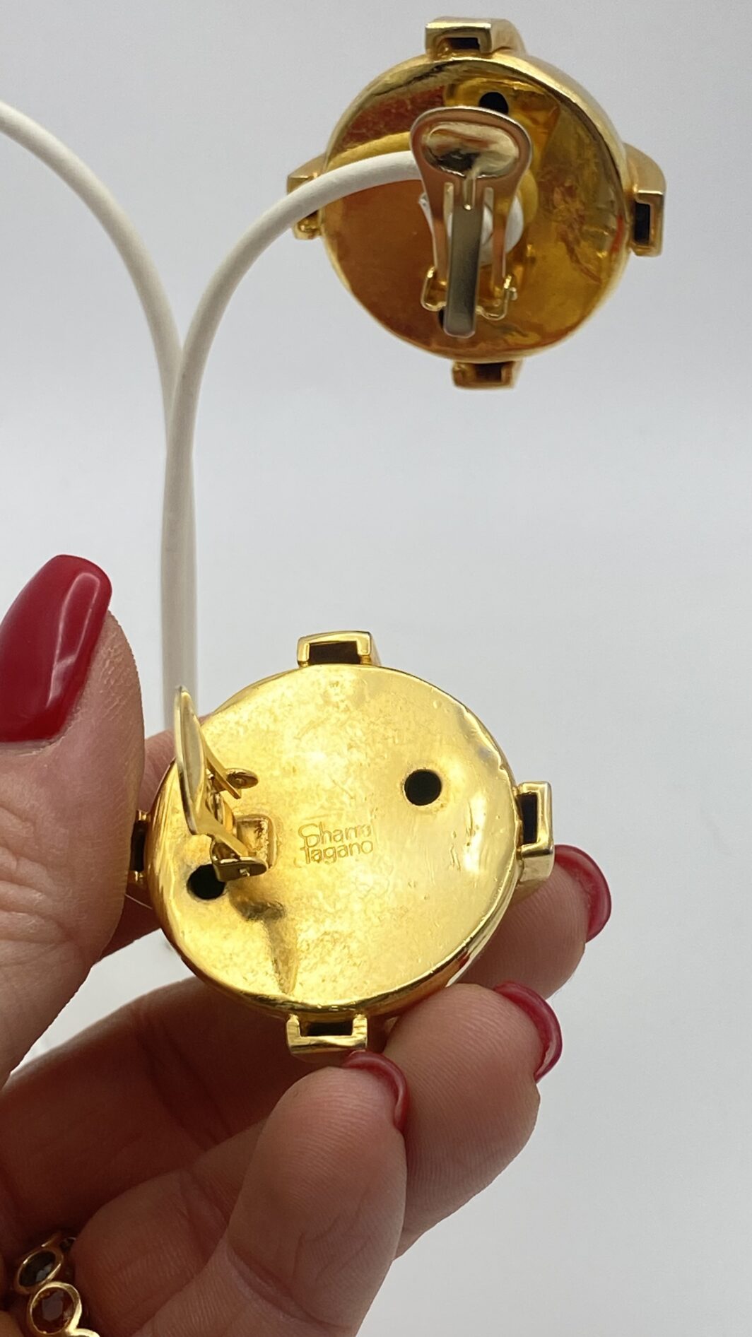 PAIO DI GRANDI ORECCHINI SCULTURA FIRMATI SHARRA PAGANO IN METALLO GOLDTONE E PASTE DI VETRO COLOR SMERALDO – POTERE, FORMA E LUCE - immagine 13