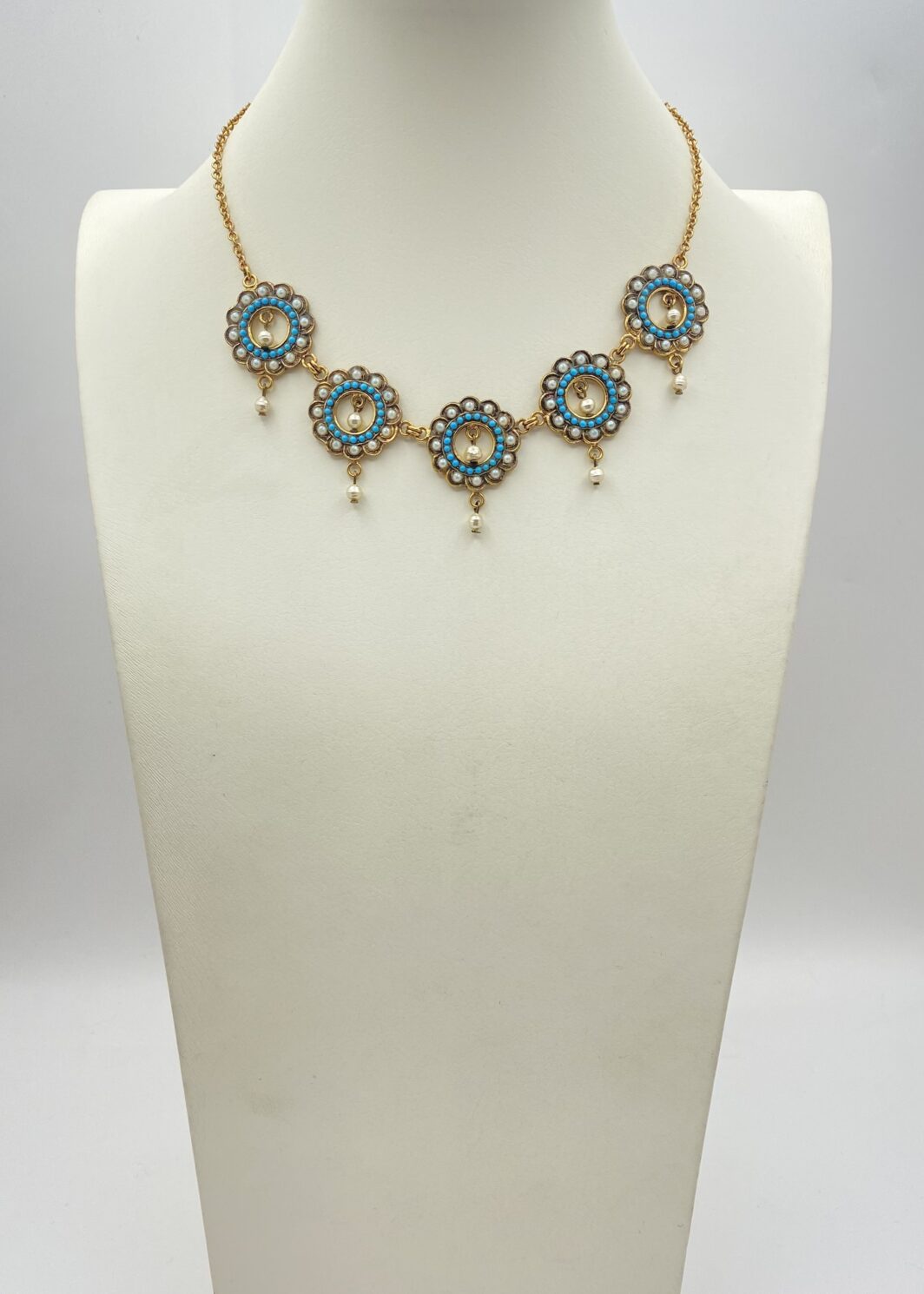 RAFFINATO COLLIER VINTAGE IN STILE RINASCIMENTALE, IN METALLO GOLDTONE FINEMENTE SAGOMATO, CON ROSONI DECORATI CON MICROPERLE, PERLE BAROCCHE IN VETRO MURANO SMALTATO PENDENTI È PASTE DI TURCHESE.