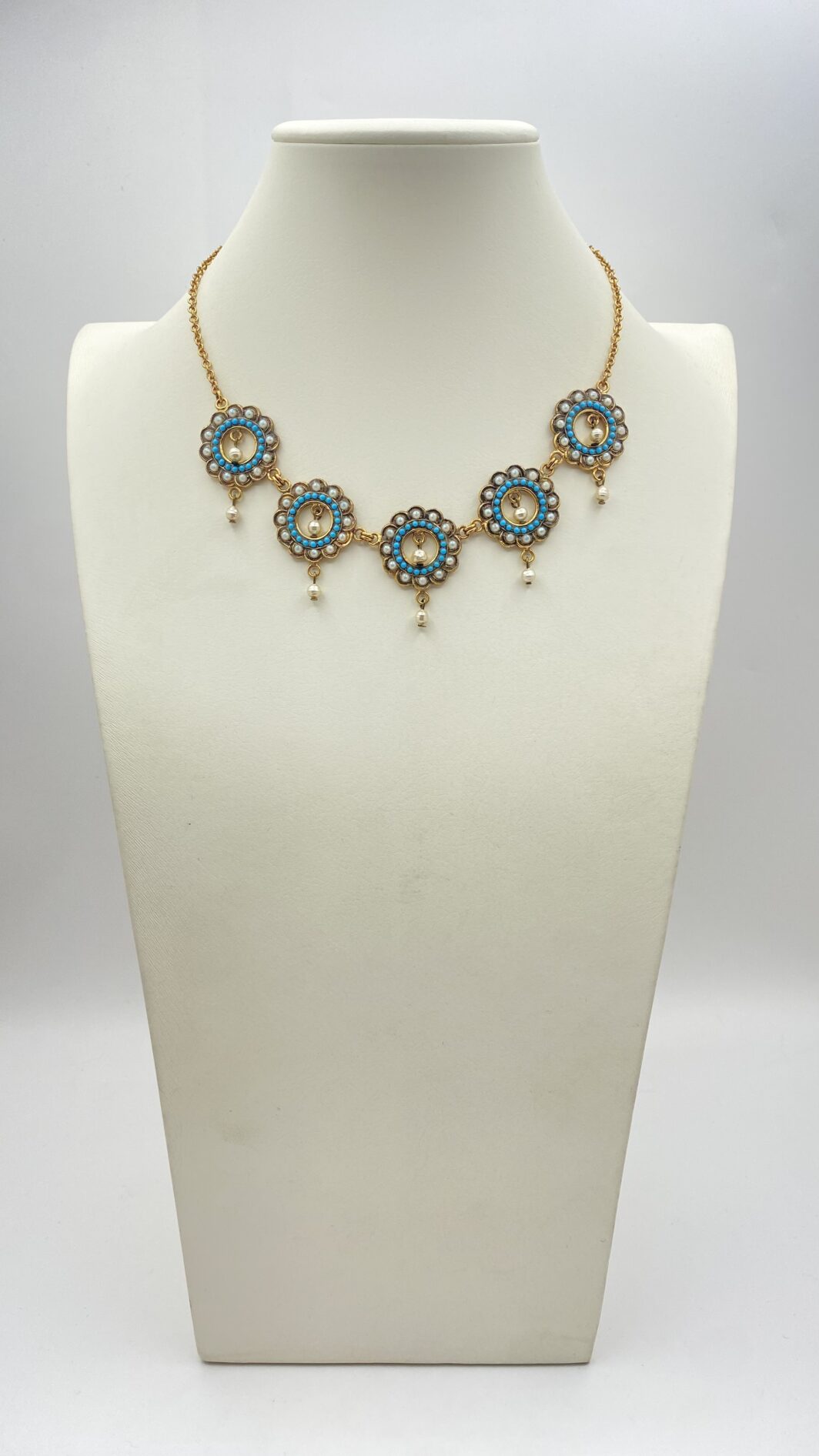 RAFFINATO COLLIER VINTAGE IN STILE RINASCIMENTALE, IN METALLO GOLDTONE FINEMENTE SAGOMATO, CON ROSONI DECORATI CON MICROPERLE, PERLE BAROCCHE IN VETRO MURANO SMALTATO PENDENTI È PASTE DI TURCHESE.