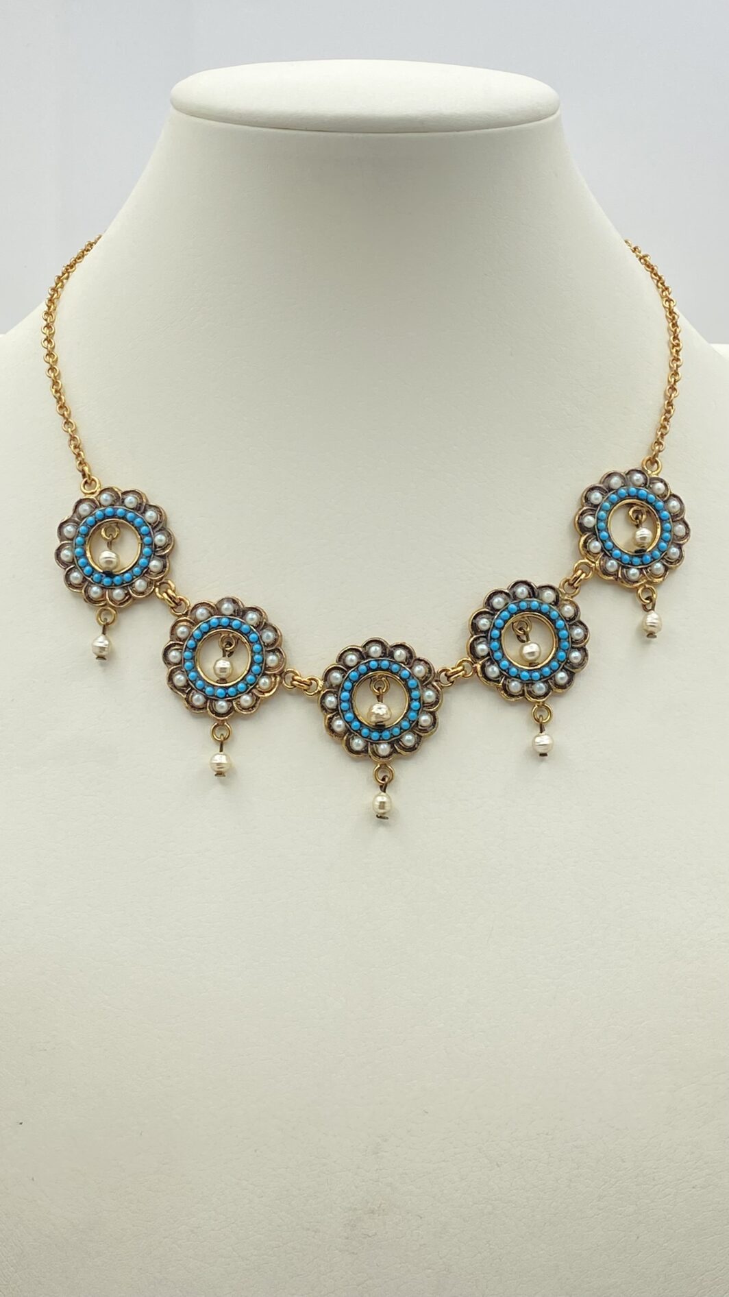 RAFFINATO COLLIER VINTAGE IN STILE RINASCIMENTALE, IN METALLO GOLDTONE FINEMENTE SAGOMATO, CON ROSONI DECORATI CON MICROPERLE, PERLE BAROCCHE IN VETRO MURANO SMALTATO PENDENTI È PASTE DI TURCHESE. - immagine 3