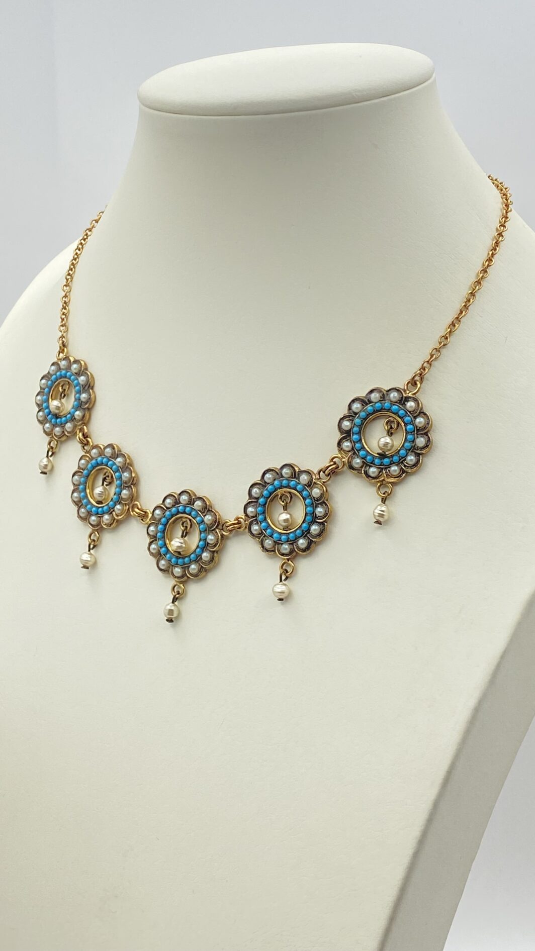 RAFFINATO COLLIER VINTAGE IN STILE RINASCIMENTALE, IN METALLO GOLDTONE FINEMENTE SAGOMATO, CON ROSONI DECORATI CON MICROPERLE, PERLE BAROCCHE IN VETRO MURANO SMALTATO PENDENTI È PASTE DI TURCHESE. - immagine 4