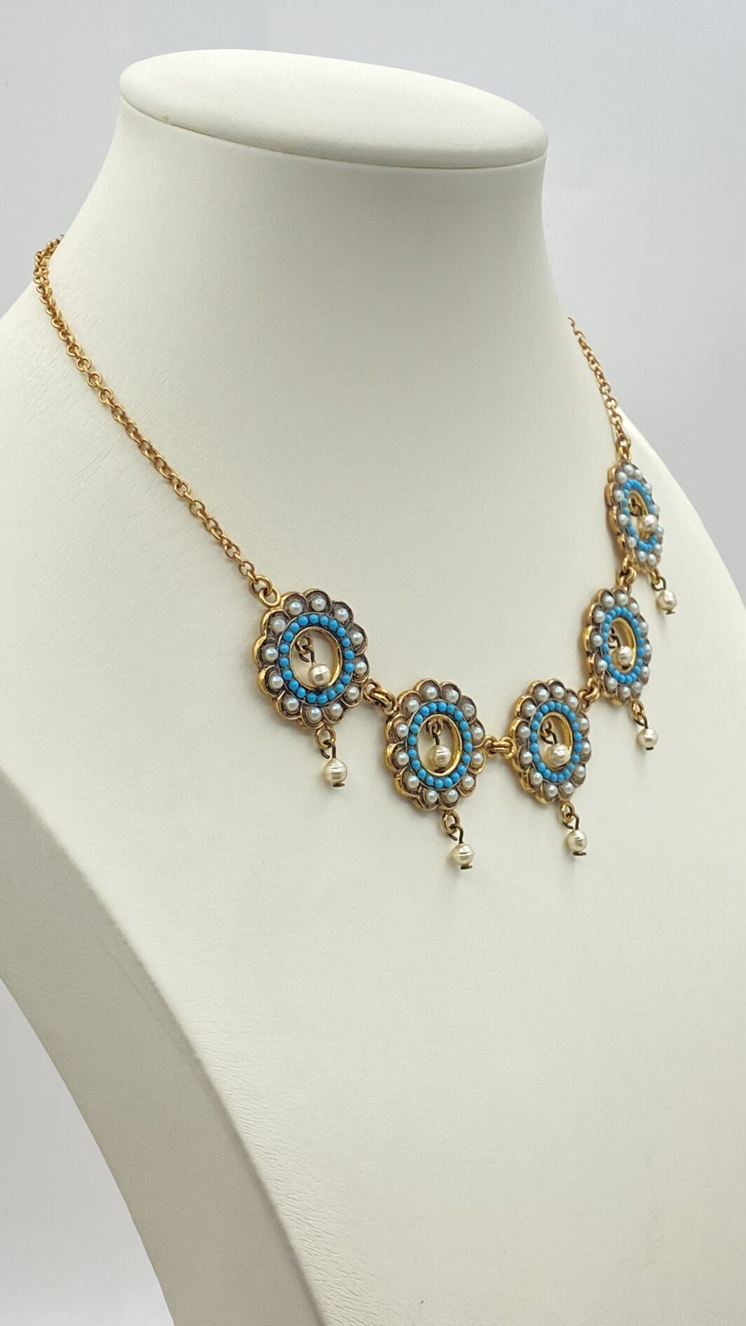 RAFFINATO COLLIER VINTAGE IN STILE RINASCIMENTALE, IN METALLO GOLDTONE FINEMENTE SAGOMATO, CON ROSONI DECORATI CON MICROPERLE, PERLE BAROCCHE IN VETRO MURANO SMALTATO PENDENTI È PASTE DI TURCHESE. - immagine 5