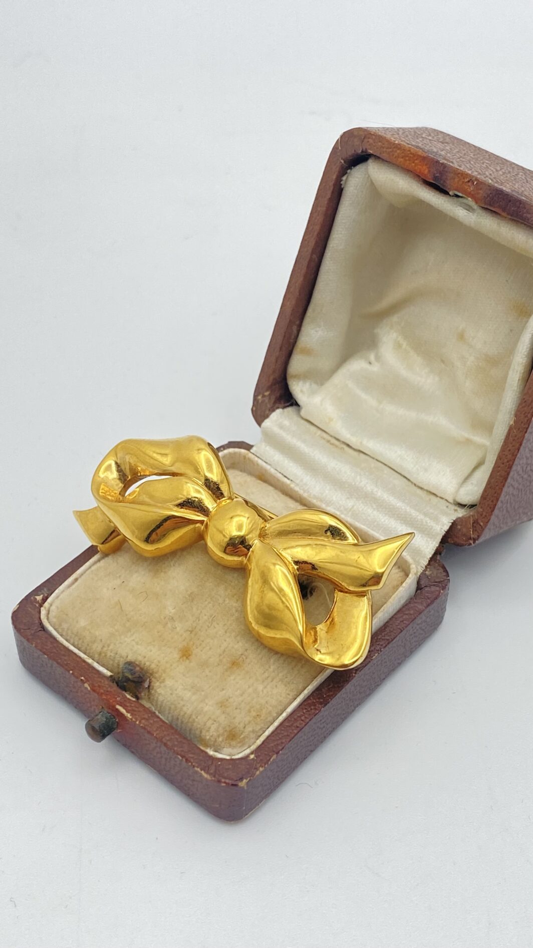 ELEGANZA SENZA TEMPO. SPILLA VINTAGE ANNI’50/‘60, A FORMA DI NODO D’AMORE FIRMATA “NINA RICCI”, IN METALLO GOLDTONE. - immagine 3
