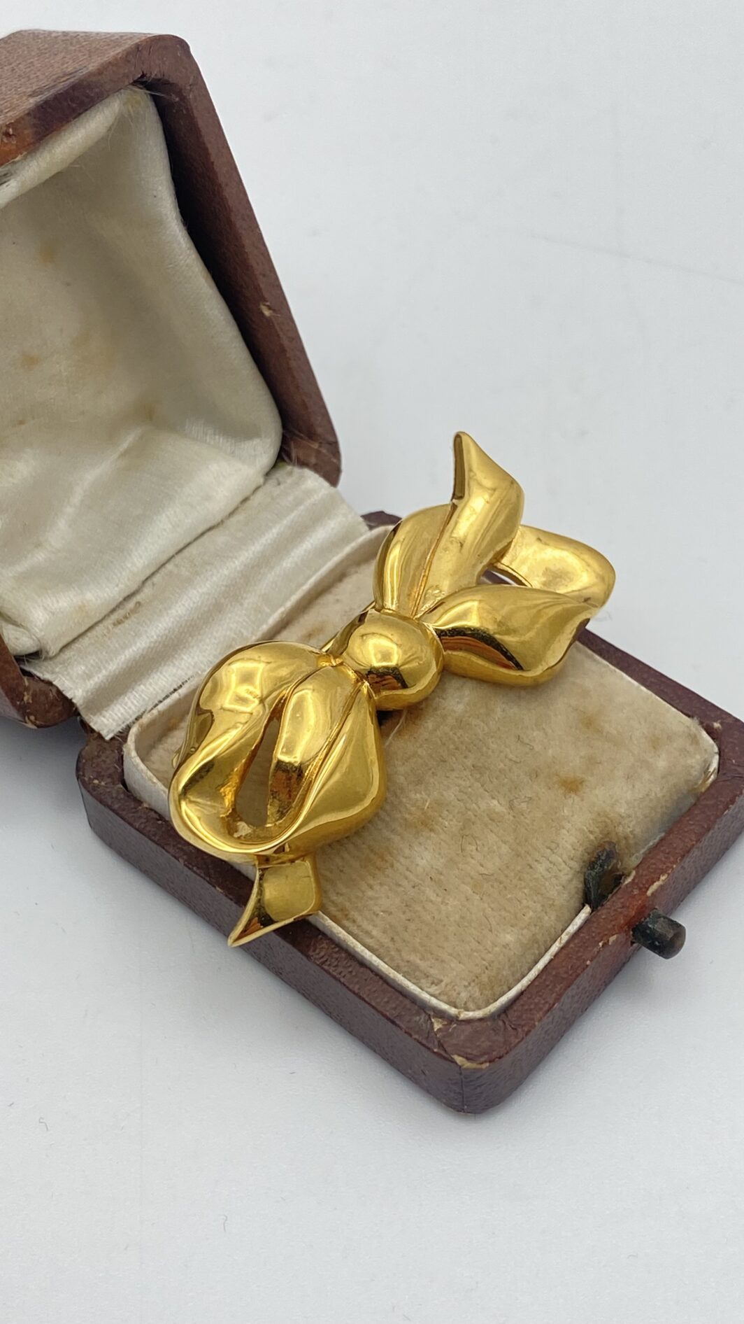 ELEGANZA SENZA TEMPO. SPILLA VINTAGE ANNI’50/‘60, A FORMA DI NODO D’AMORE FIRMATA “NINA RICCI”, IN METALLO GOLDTONE. - immagine 4