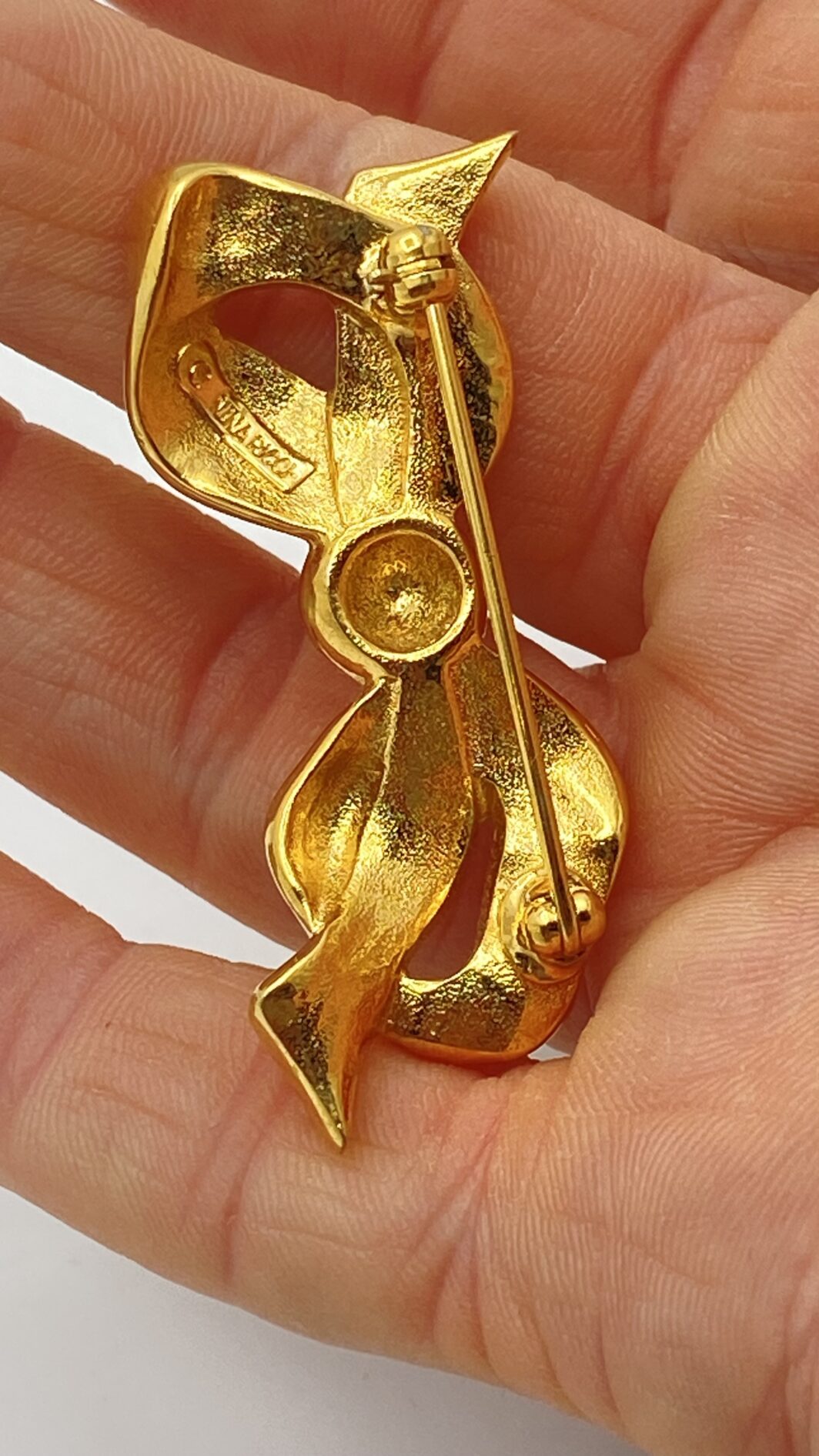 ELEGANZA SENZA TEMPO. SPILLA VINTAGE ANNI’50/‘60, A FORMA DI NODO D’AMORE FIRMATA “NINA RICCI”, IN METALLO GOLDTONE. - immagine 6
