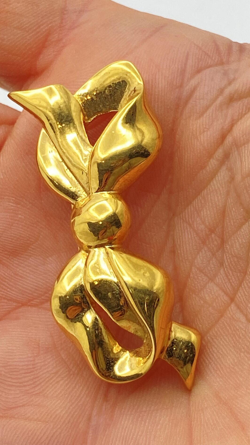ELEGANZA SENZA TEMPO. SPILLA VINTAGE ANNI’50/‘60, A FORMA DI NODO D’AMORE FIRMATA “NINA RICCI”, IN METALLO GOLDTONE. - immagine 7
