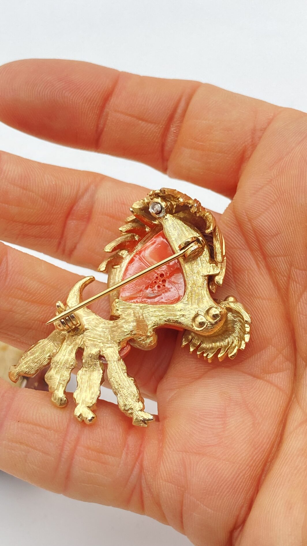 SPILLA UNSIGNED IN GOLDTONE E BAKELITE – OMAGGIO ANIMALIER ALL’ALTA GIOIELLERIA DI FRASCAROLO - immagine 4