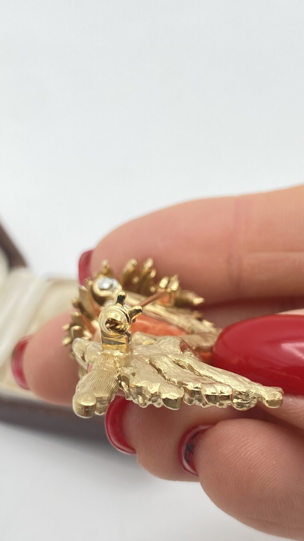 SPILLA UNSIGNED IN GOLDTONE E BAKELITE – OMAGGIO ANIMALIER ALL’ALTA GIOIELLERIA DI FRASCAROLO - immagine 3