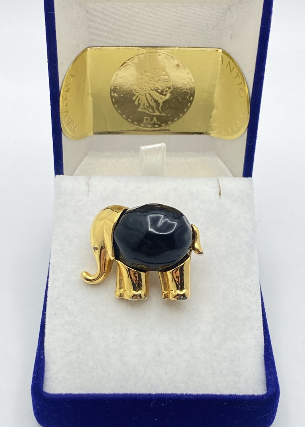ELEGANTE SPILLA / CIONDOLO VINTAGE, A FORMA DI ELEFANTE, ANNI ’60 FIRMATA KENNETH JAY LANE IN GOLDTONE E LUCITE BLU NAVY – “PORTA FORTUNA” D’ELEGANZA
