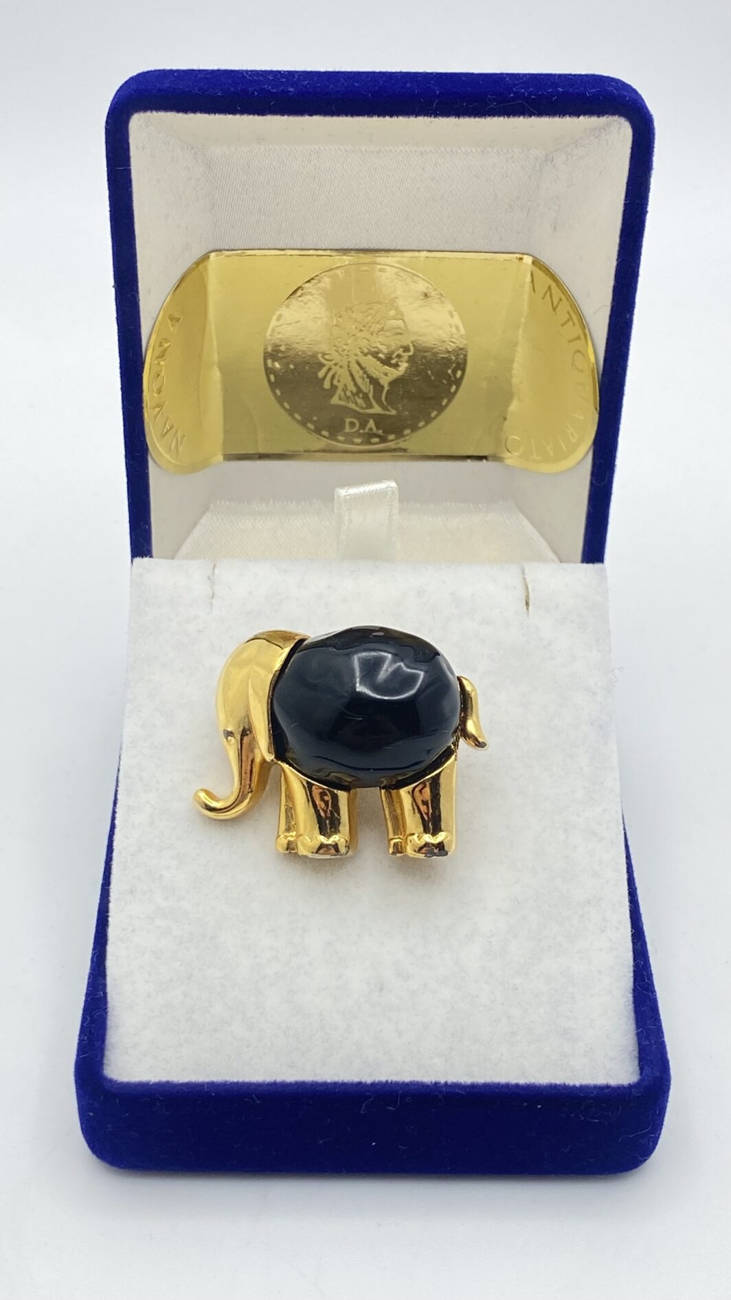 ELEGANTE SPILLA / CIONDOLO VINTAGE, A FORMA DI ELEFANTE, ANNI ’60 FIRMATA KENNETH JAY LANE IN GOLDTONE E LUCITE BLU NAVY – “PORTA FORTUNA” D’ELEGANZA