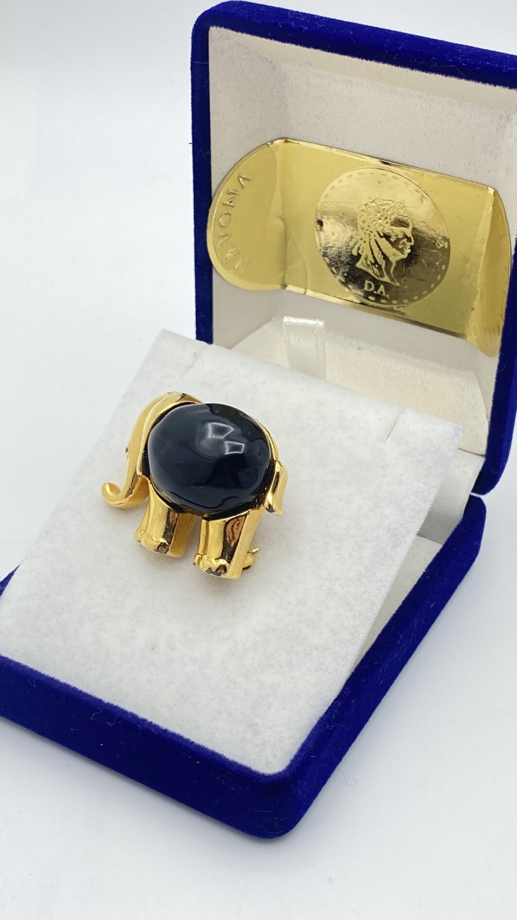 ELEGANTE SPILLA / CIONDOLO VINTAGE, A FORMA DI ELEFANTE, ANNI ’60 FIRMATA KENNETH JAY LANE IN GOLDTONE E LUCITE BLU NAVY – “PORTA FORTUNA” D’ELEGANZA - immagine 12