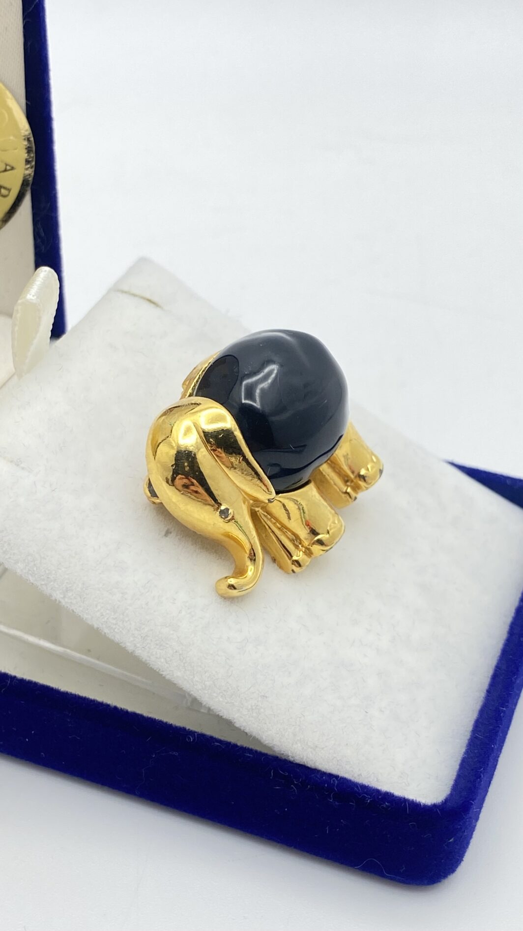 ELEGANTE SPILLA / CIONDOLO VINTAGE, A FORMA DI ELEFANTE, ANNI ’60 FIRMATA KENNETH JAY LANE IN GOLDTONE E LUCITE BLU NAVY – “PORTA FORTUNA” D’ELEGANZA - immagine 11