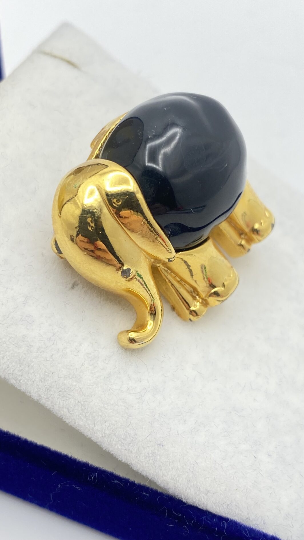 ELEGANTE SPILLA / CIONDOLO VINTAGE, A FORMA DI ELEFANTE, ANNI ’60 FIRMATA KENNETH JAY LANE IN GOLDTONE E LUCITE BLU NAVY – “PORTA FORTUNA” D’ELEGANZA - immagine 10
