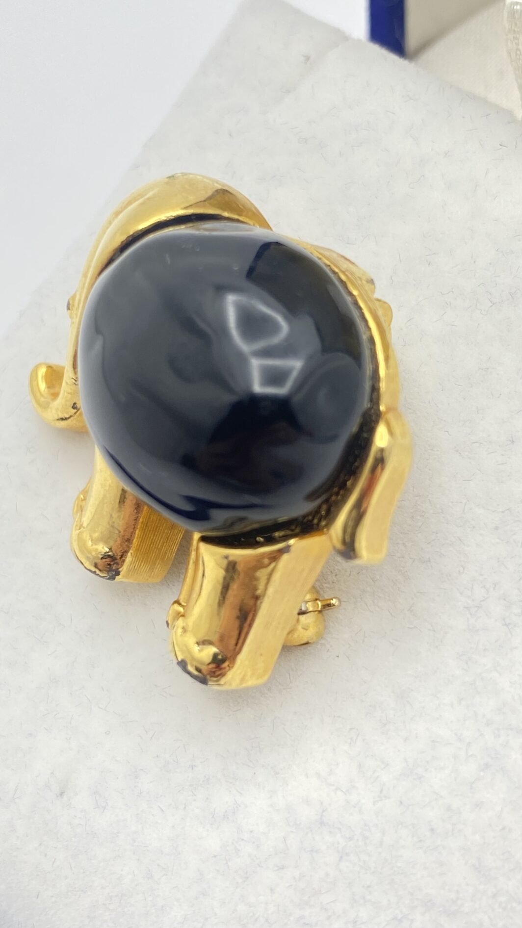 ELEGANTE SPILLA / CIONDOLO VINTAGE, A FORMA DI ELEFANTE, ANNI ’60 FIRMATA KENNETH JAY LANE IN GOLDTONE E LUCITE BLU NAVY – “PORTA FORTUNA” D’ELEGANZA - immagine 8