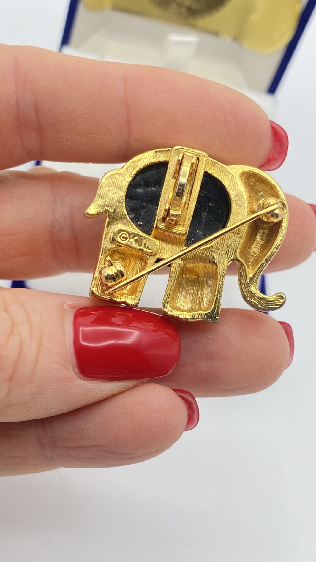 ELEGANTE SPILLA / CIONDOLO VINTAGE, A FORMA DI ELEFANTE, ANNI ’60 FIRMATA KENNETH JAY LANE IN GOLDTONE E LUCITE BLU NAVY – “PORTA FORTUNA” D’ELEGANZA - immagine 5