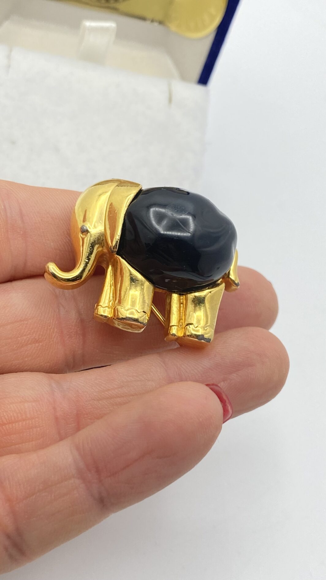 ELEGANTE SPILLA / CIONDOLO VINTAGE, A FORMA DI ELEFANTE, ANNI ’60 FIRMATA KENNETH JAY LANE IN GOLDTONE E LUCITE BLU NAVY – “PORTA FORTUNA” D’ELEGANZA - immagine 9