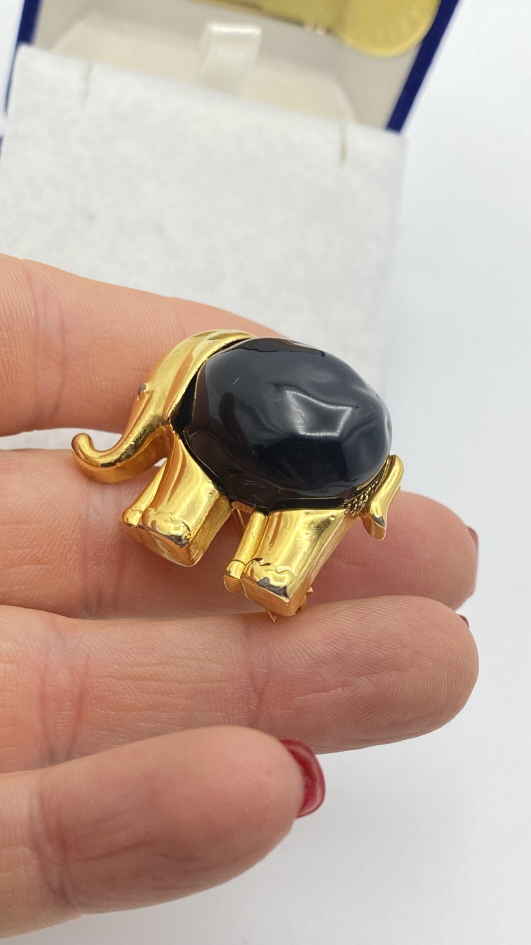 ELEGANTE SPILLA / CIONDOLO VINTAGE, A FORMA DI ELEFANTE, ANNI ’60 FIRMATA KENNETH JAY LANE IN GOLDTONE E LUCITE BLU NAVY – “PORTA FORTUNA” D’ELEGANZA - immagine 6