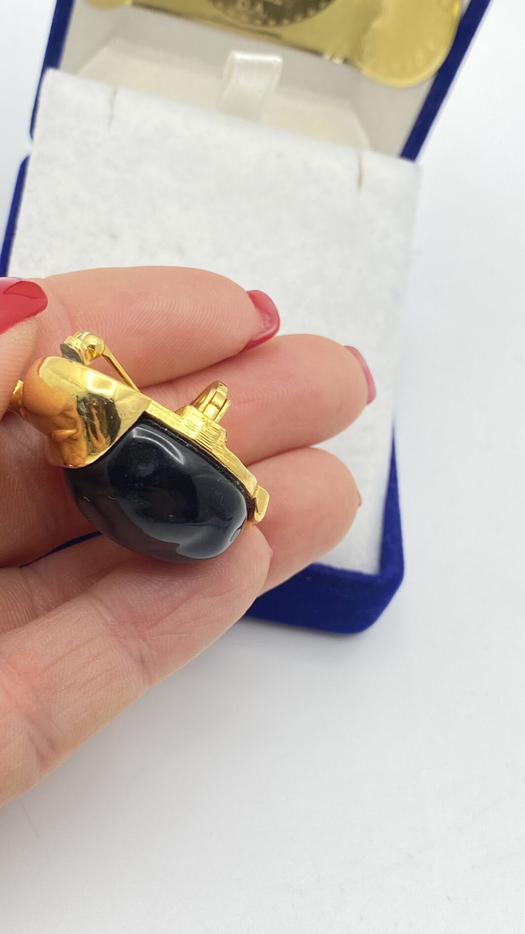 ELEGANTE SPILLA / CIONDOLO VINTAGE, A FORMA DI ELEFANTE, ANNI ’60 FIRMATA KENNETH JAY LANE IN GOLDTONE E LUCITE BLU NAVY – “PORTA FORTUNA” D’ELEGANZA - immagine 3